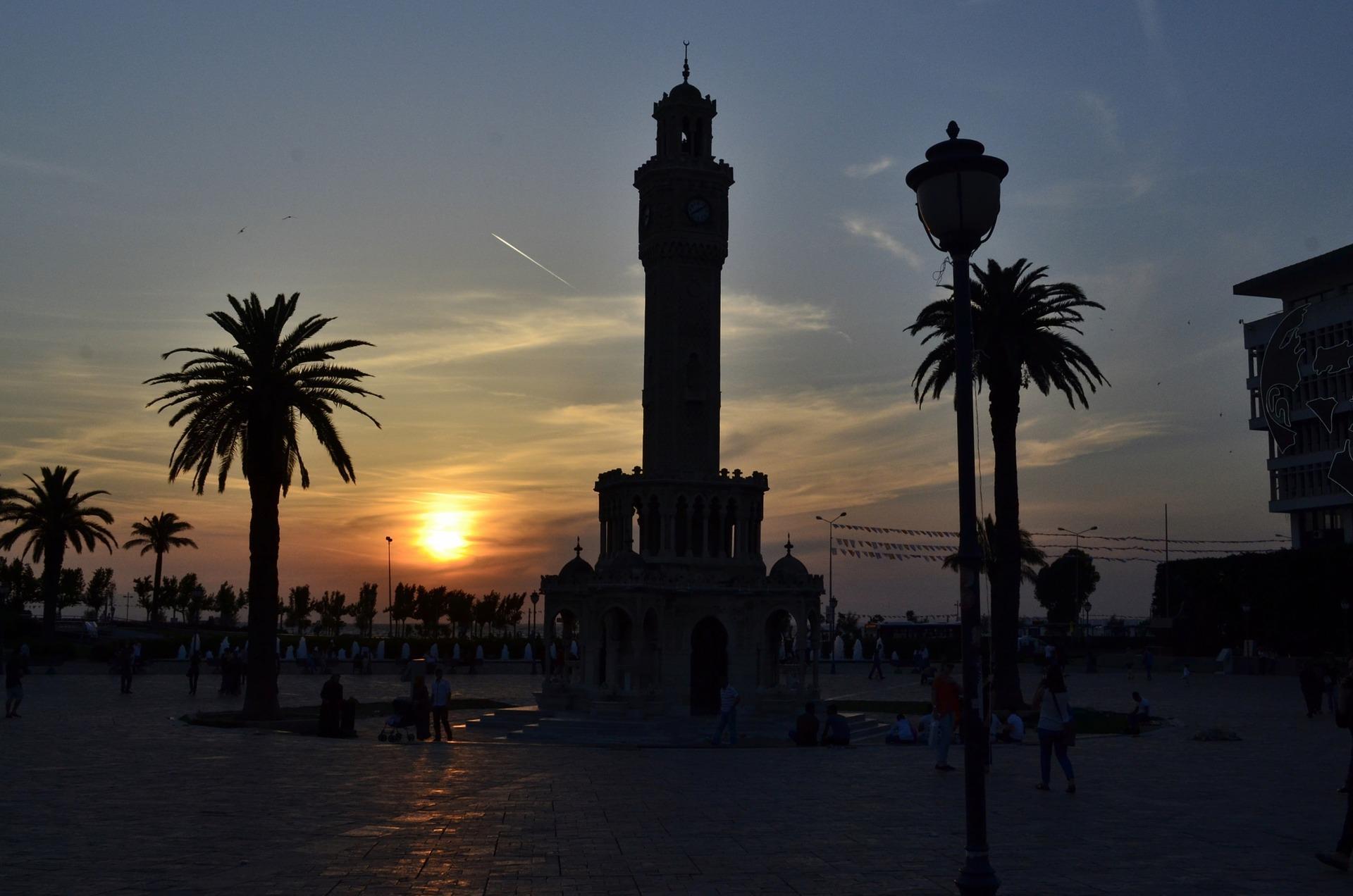 Gün batımı palmiye ağacı İzmir Saat Kulesi manzarası