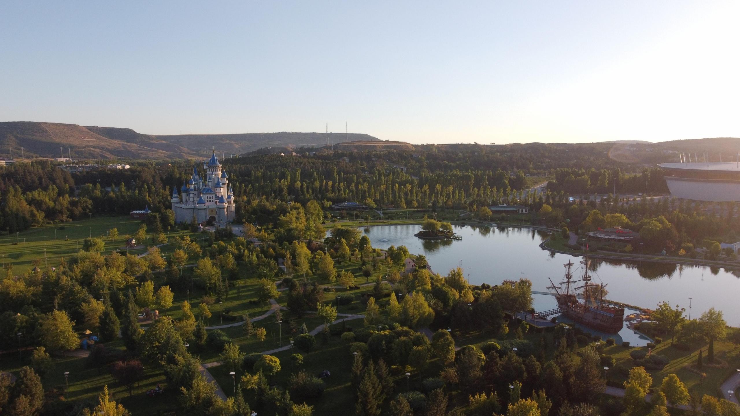 Sazova Parkı Eskişehir'de bulunur.