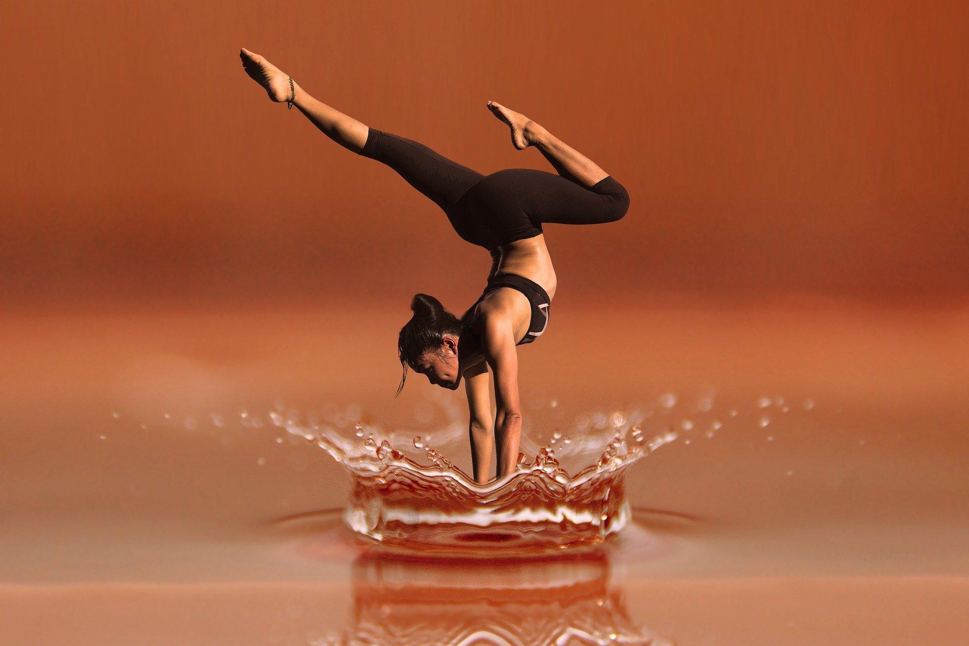Suda yoga yapan kadın duruş