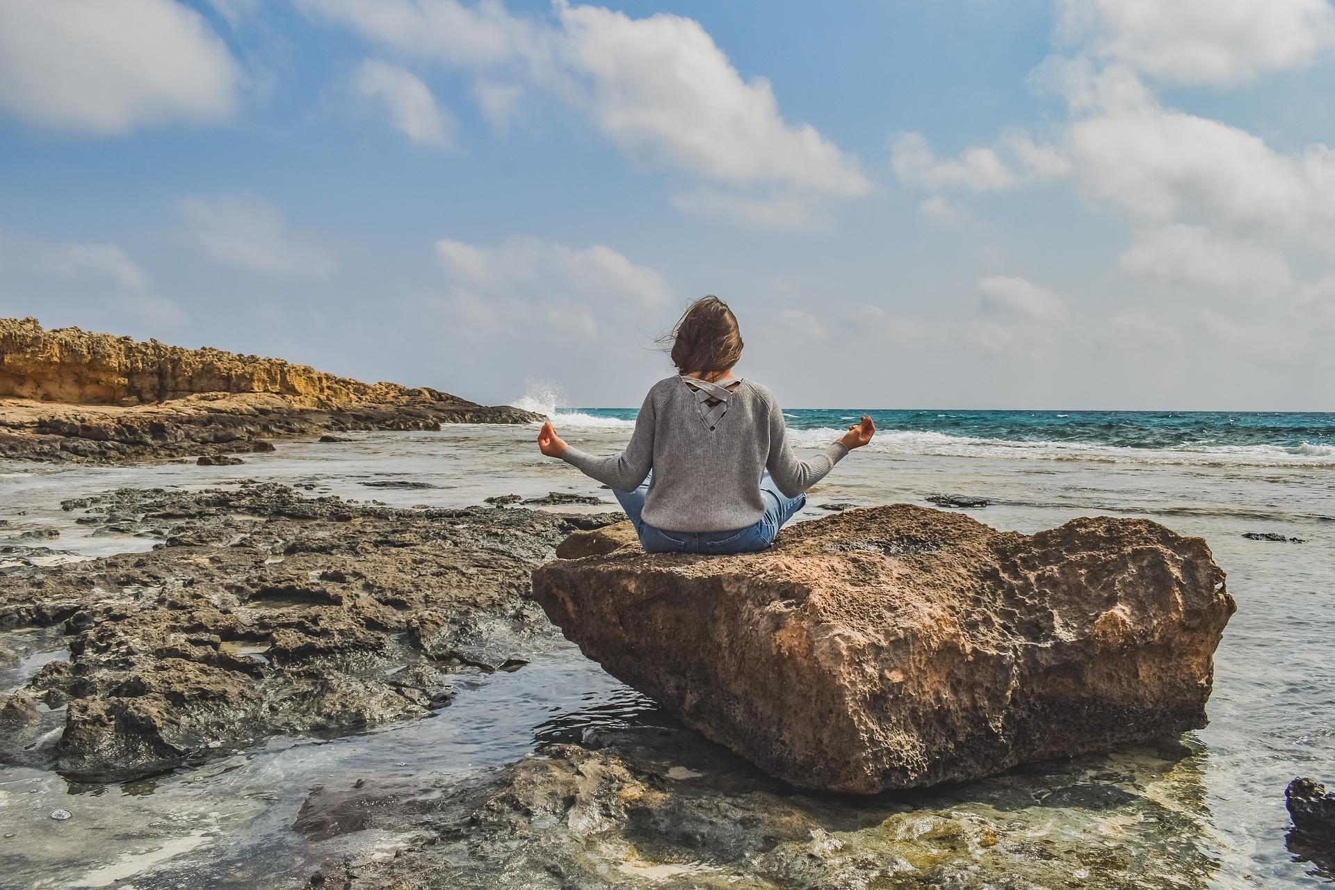 deniz kenarında yoga yapan kadın