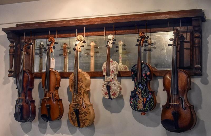 Farklı ebatlarda kemanlar