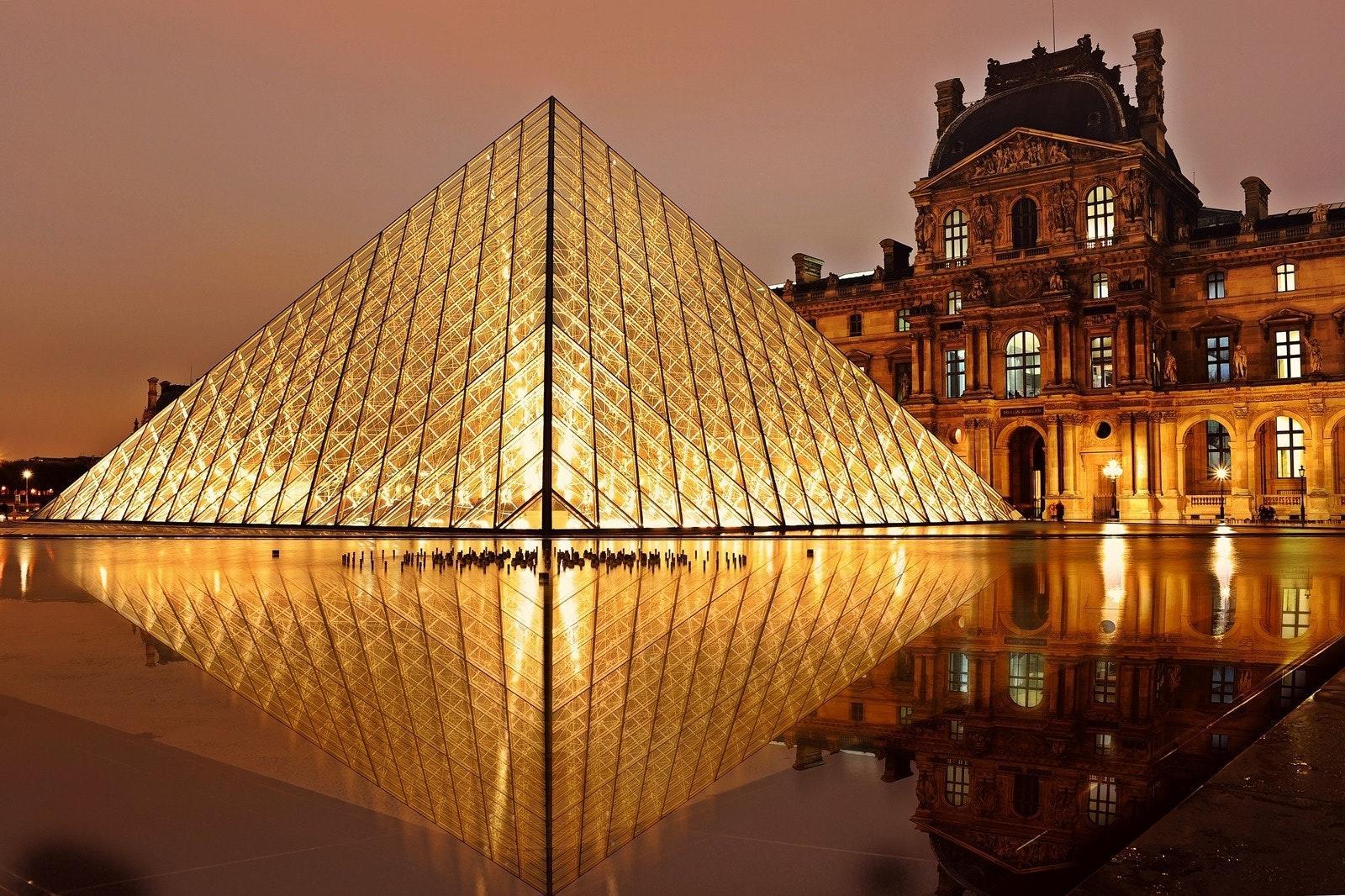 Fransa Louvre Müzesi suda yansıması