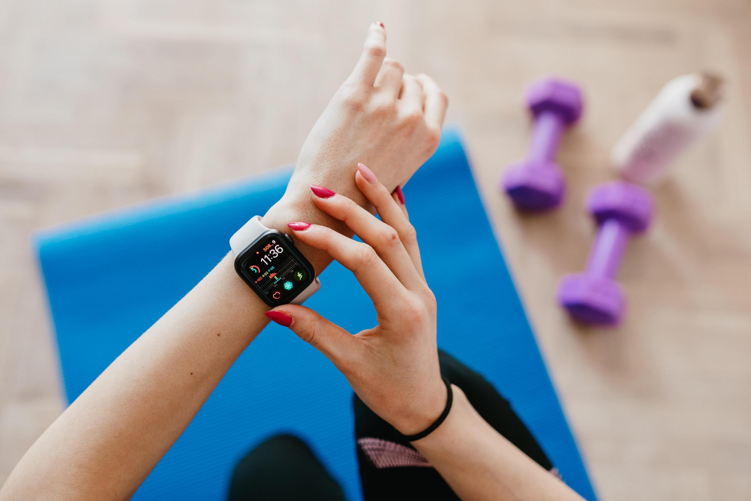 Fitness matı ağırlıklar ve kalori sayan akıllı saat