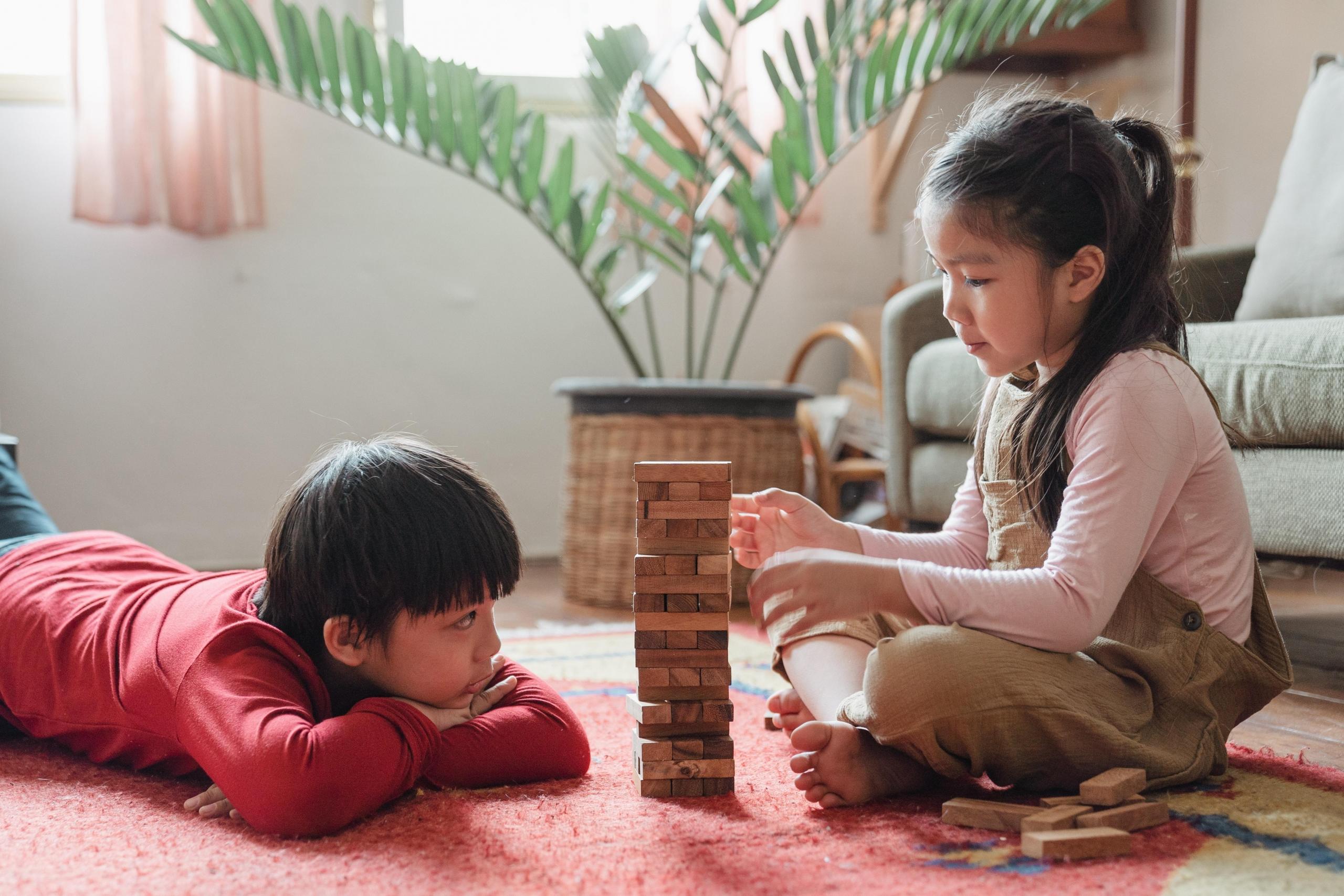 Jenga oynayan kız çocuk ve erkek çocuk