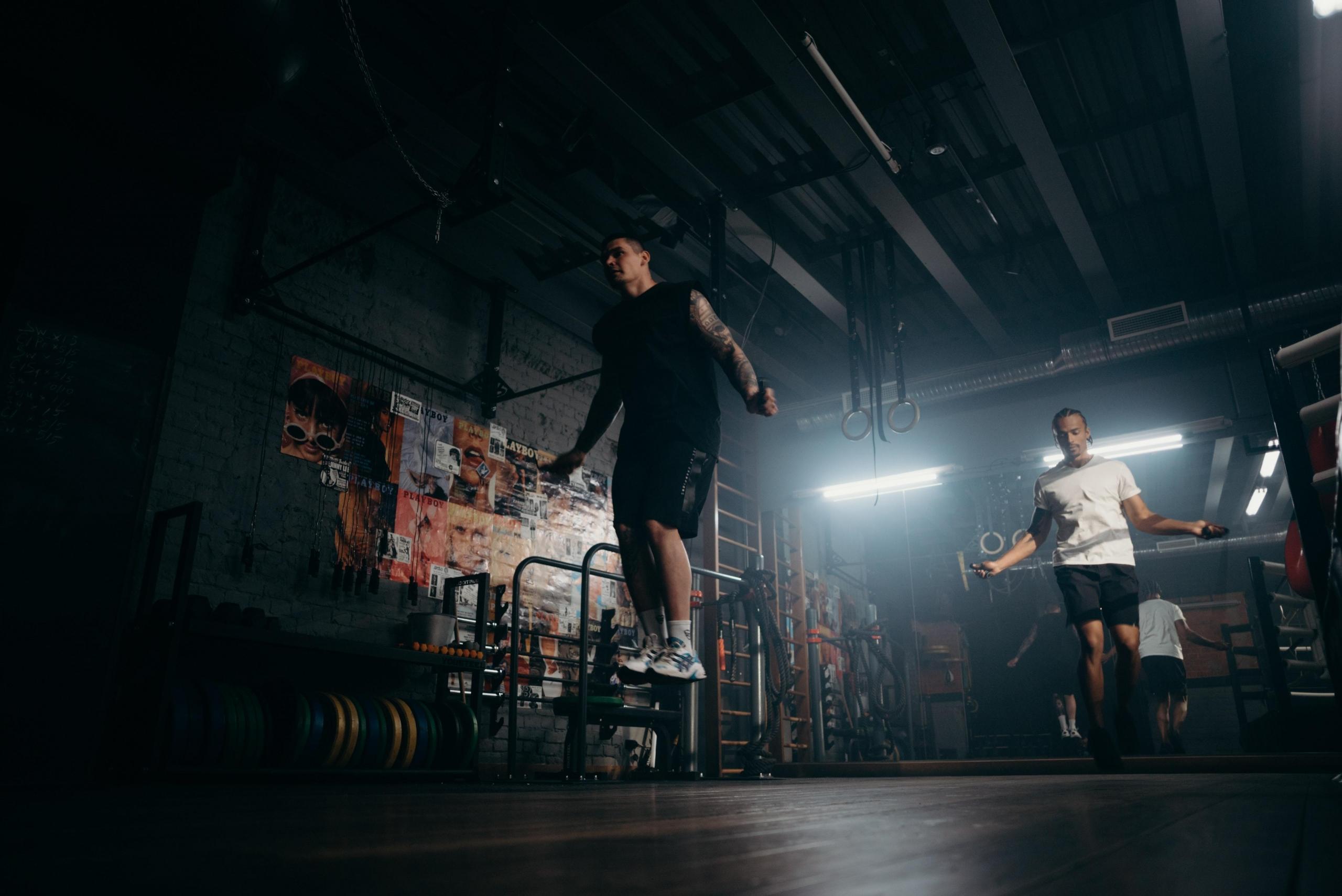 Spor salonunda ip atlayan adamlar