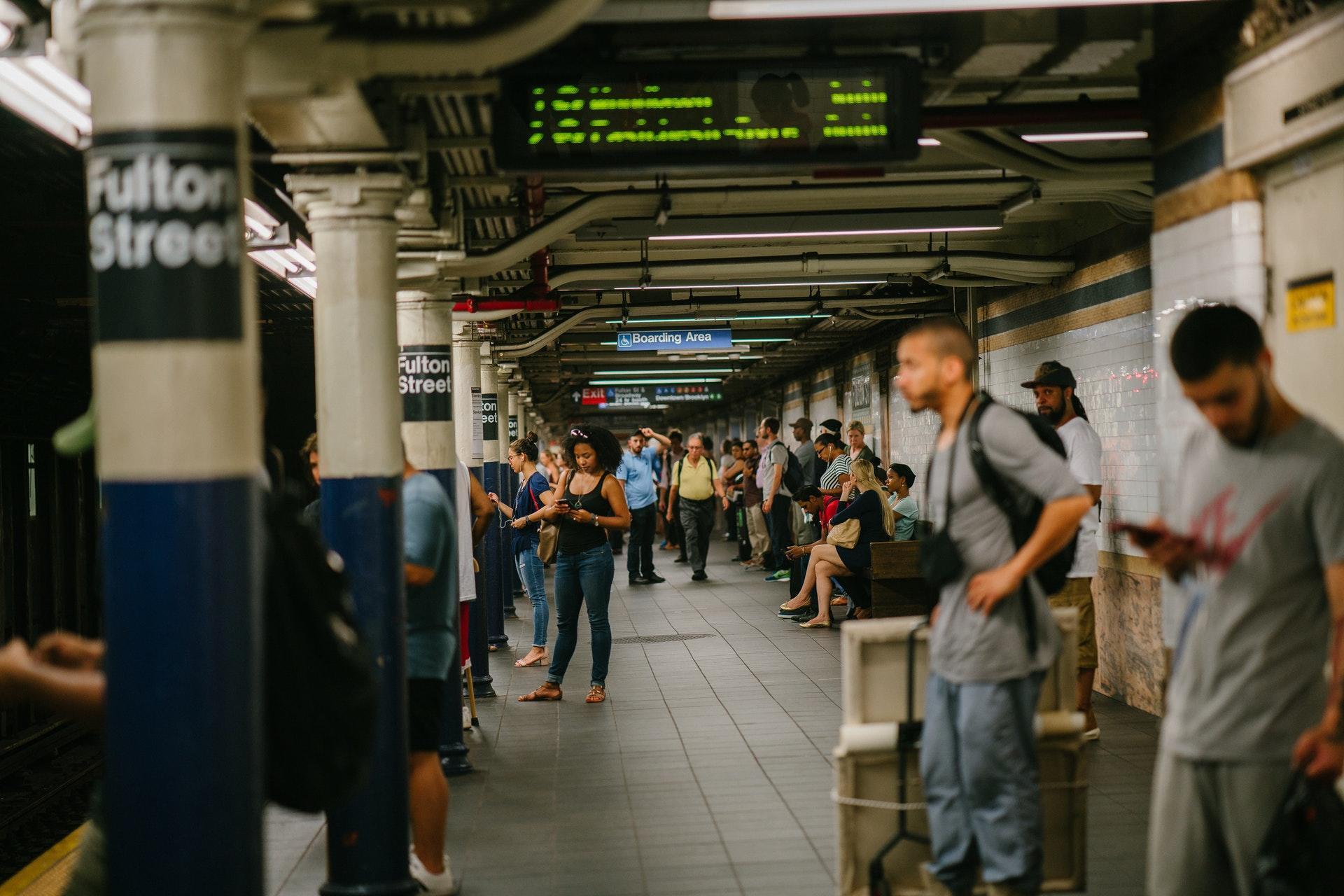 Metro istasyonu kalabalık