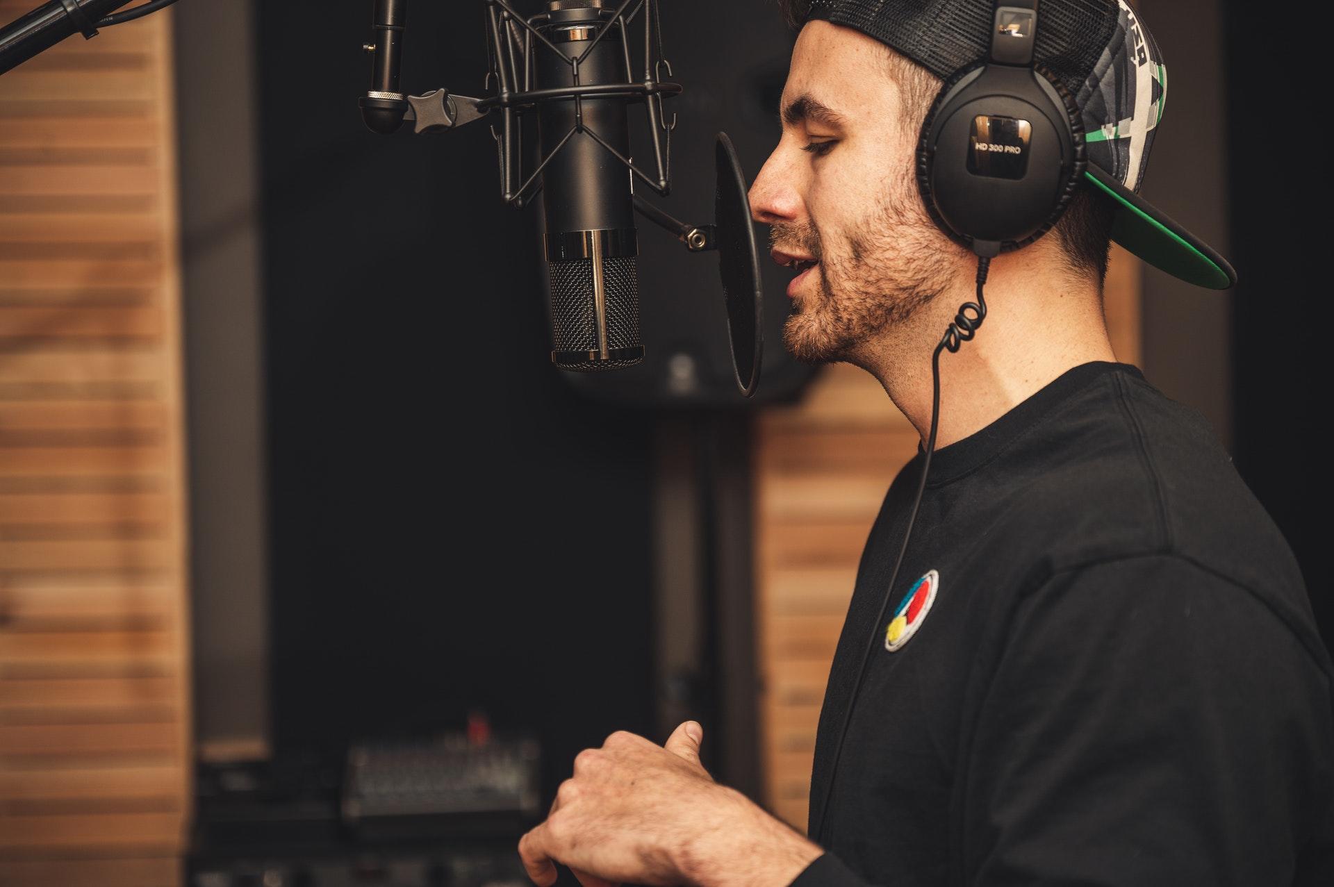 Podcast sunan genç adam