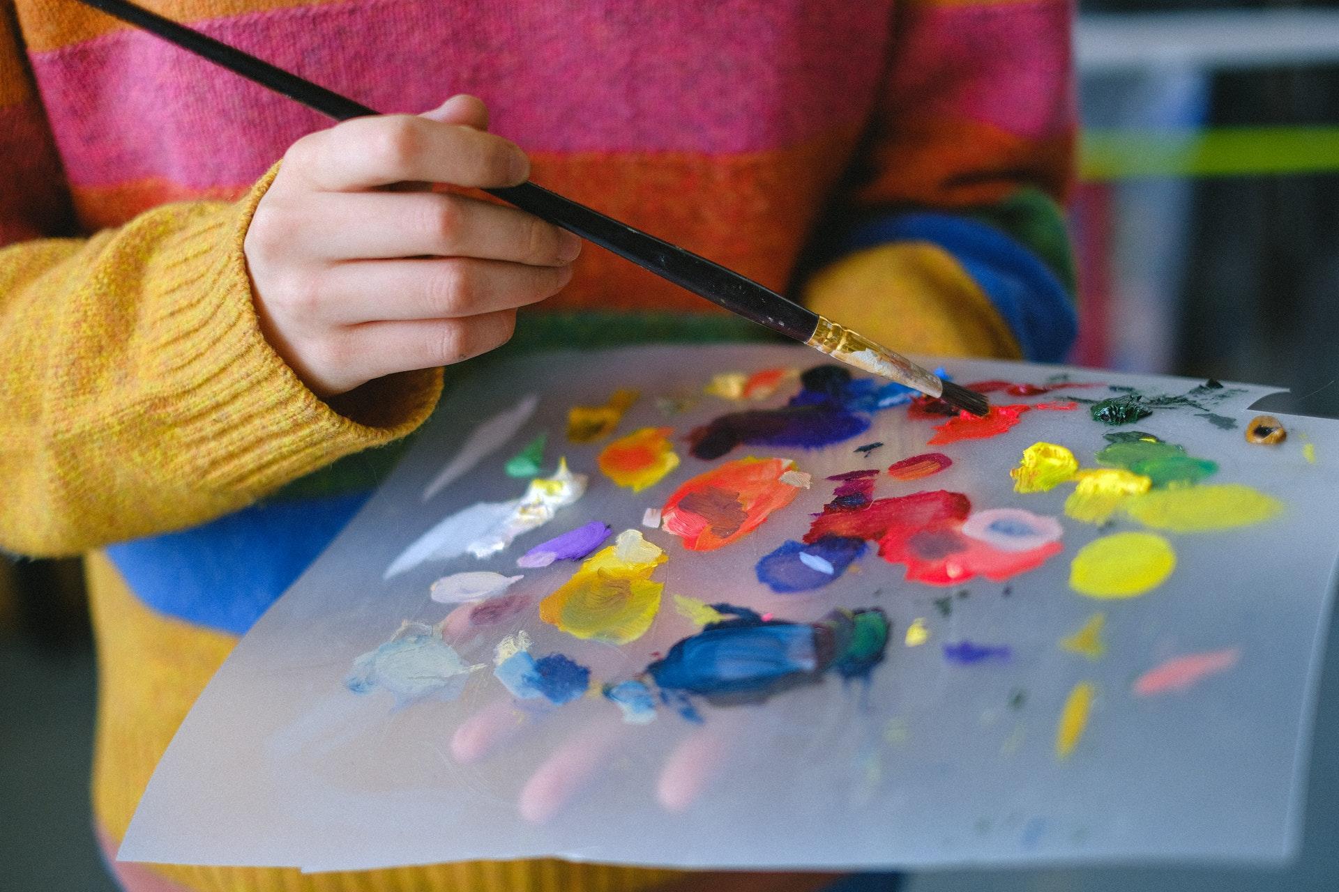 Palette renk karıştıran kadın