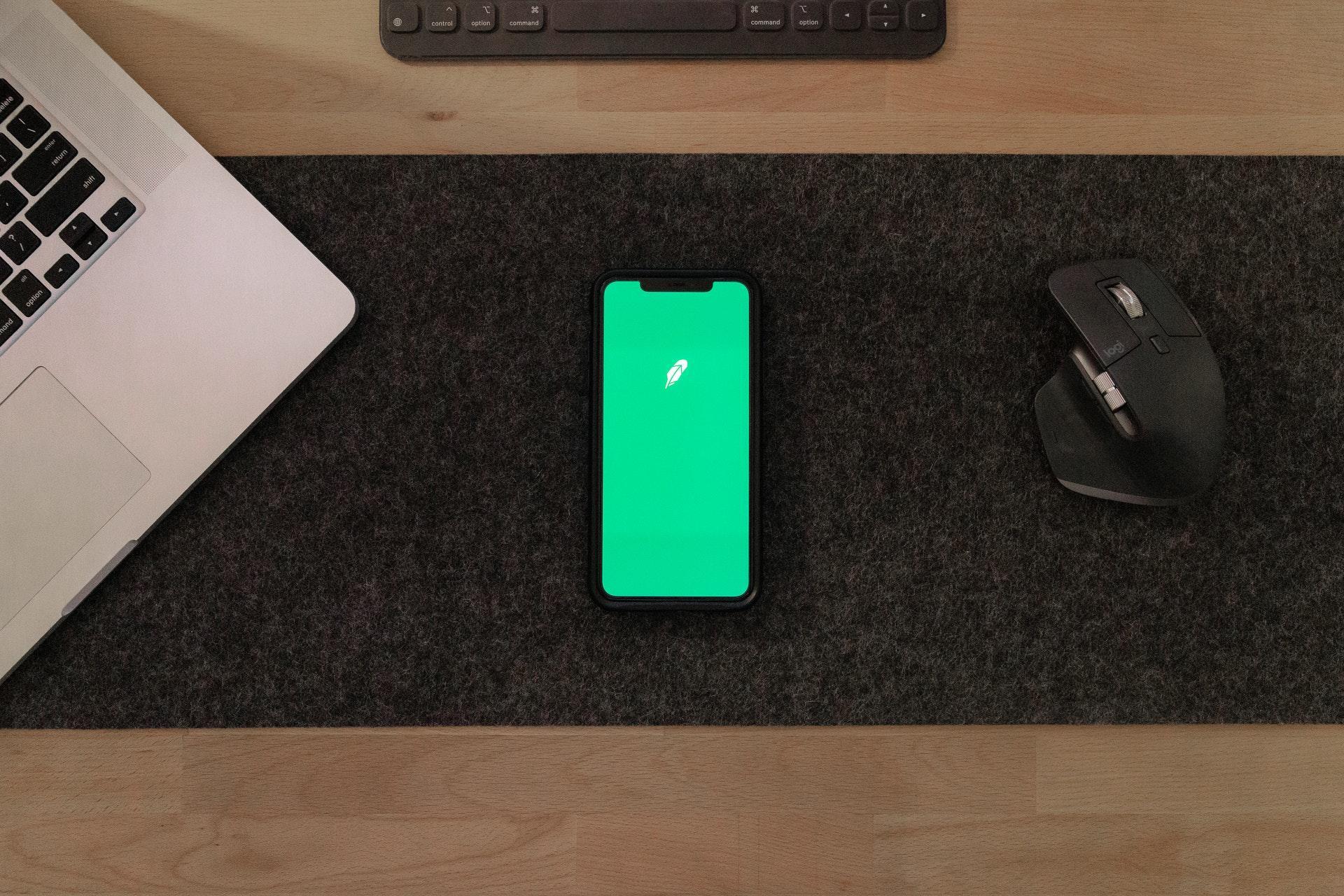 Telefon bilgisayar çalışma masası