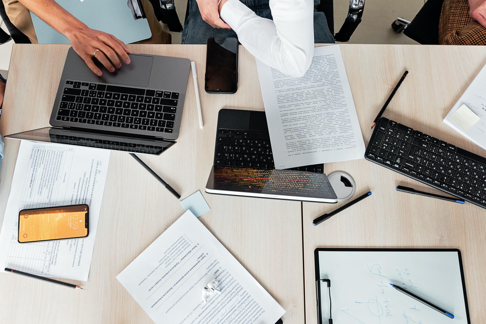 Ofis çalışma masası çalışma arkadaşları
