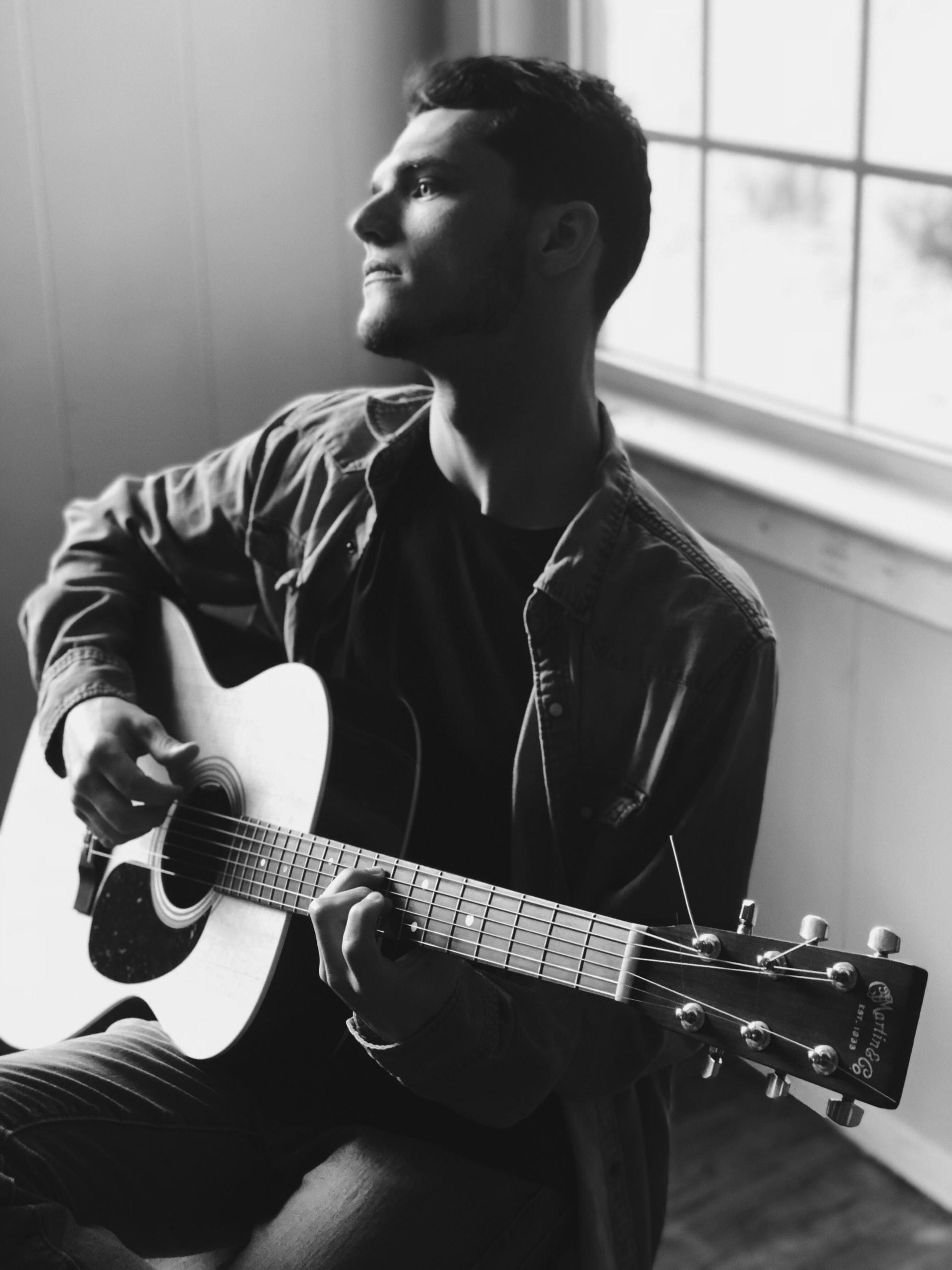 Akustik gitar çalan adam siyah beyaz fotoğraf