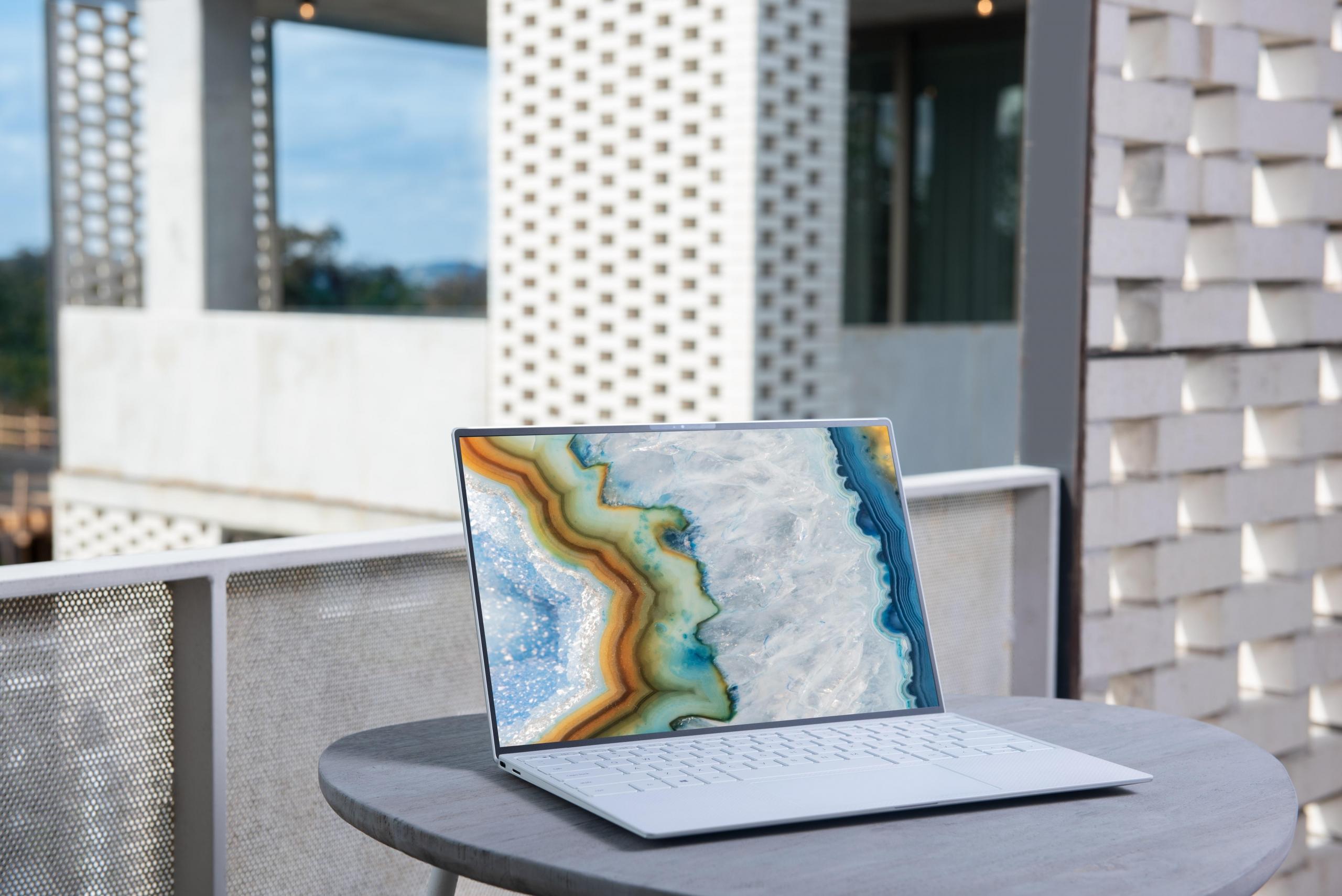 Masanın üstünde beyaz laptop