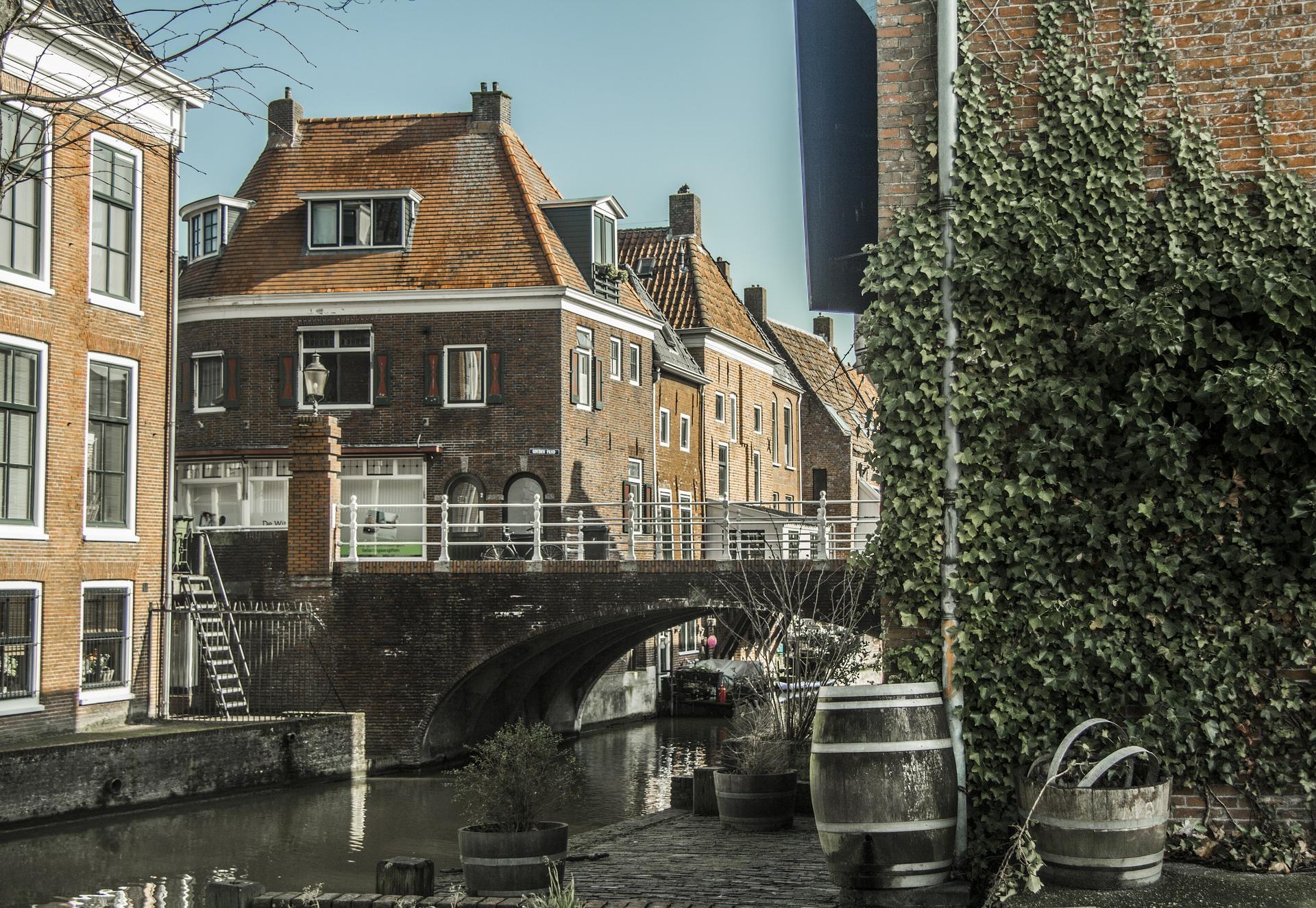 Hollanda'da binalar ve kanal