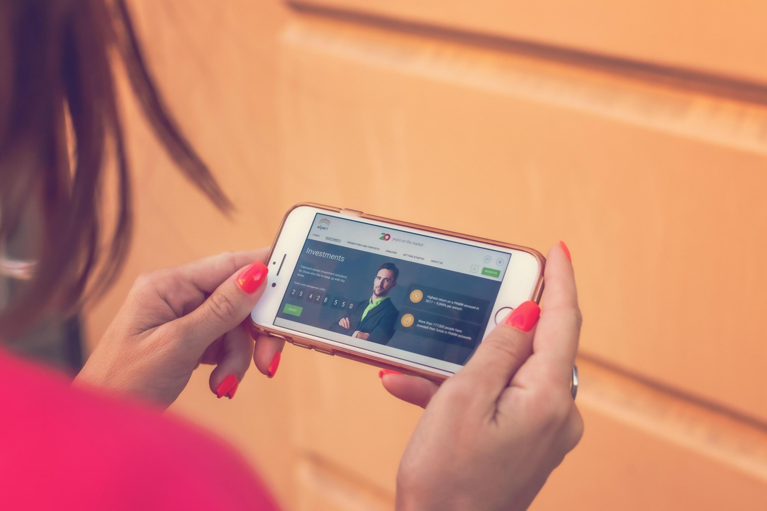 Telefondan öğretmen izleyen ojeli kadın