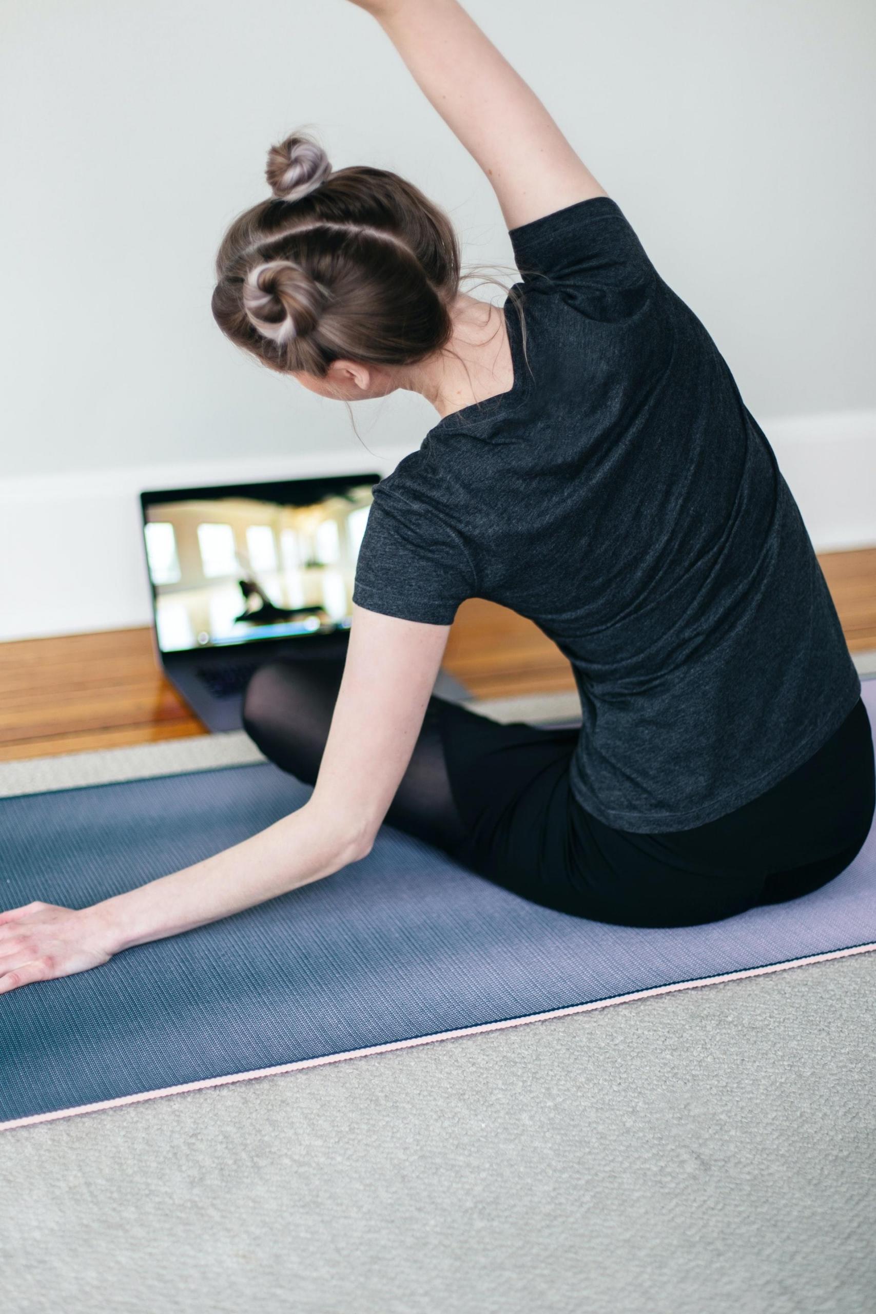 Bilgisayar karşısında online yoga