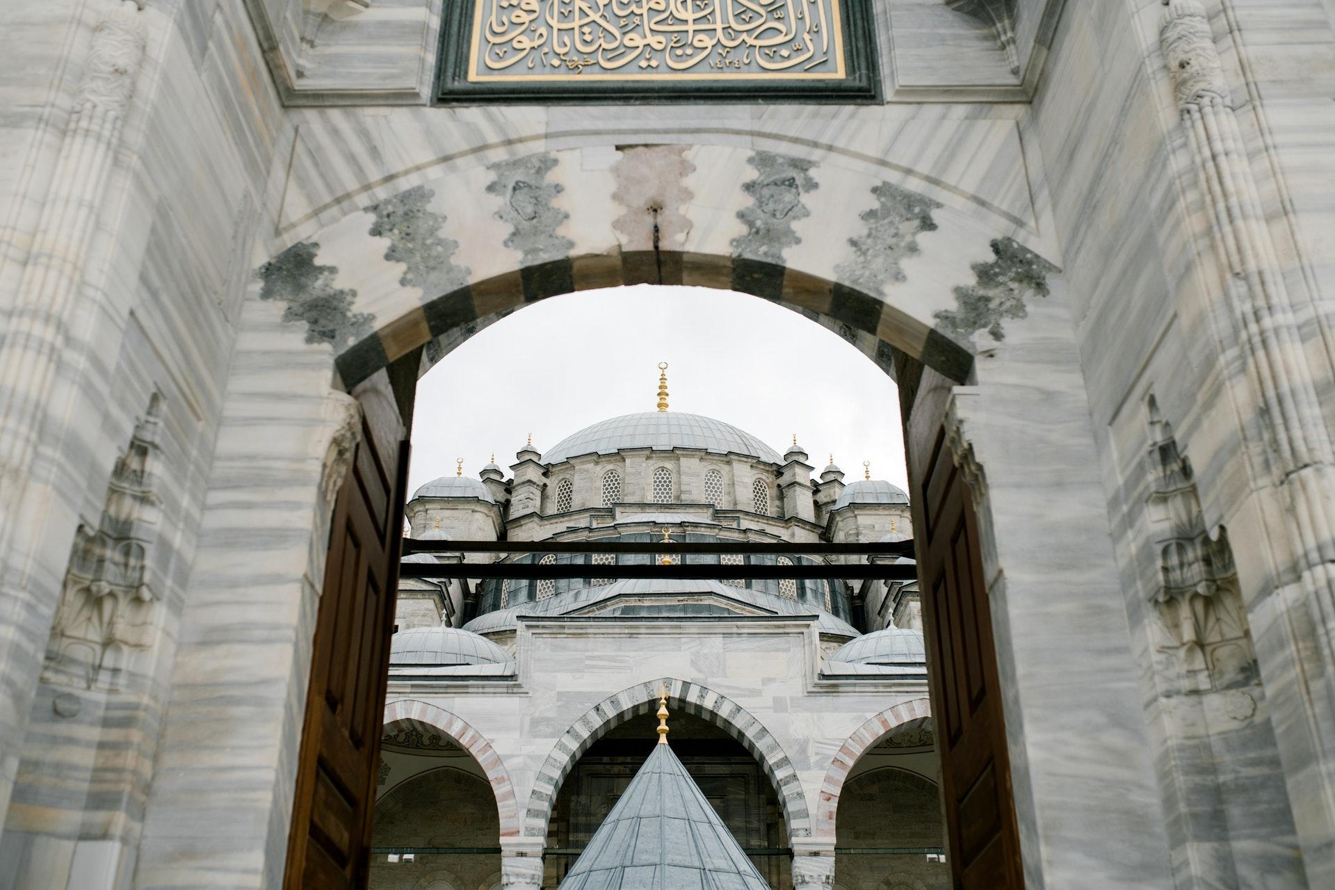 Beyaz cami kapısı minare