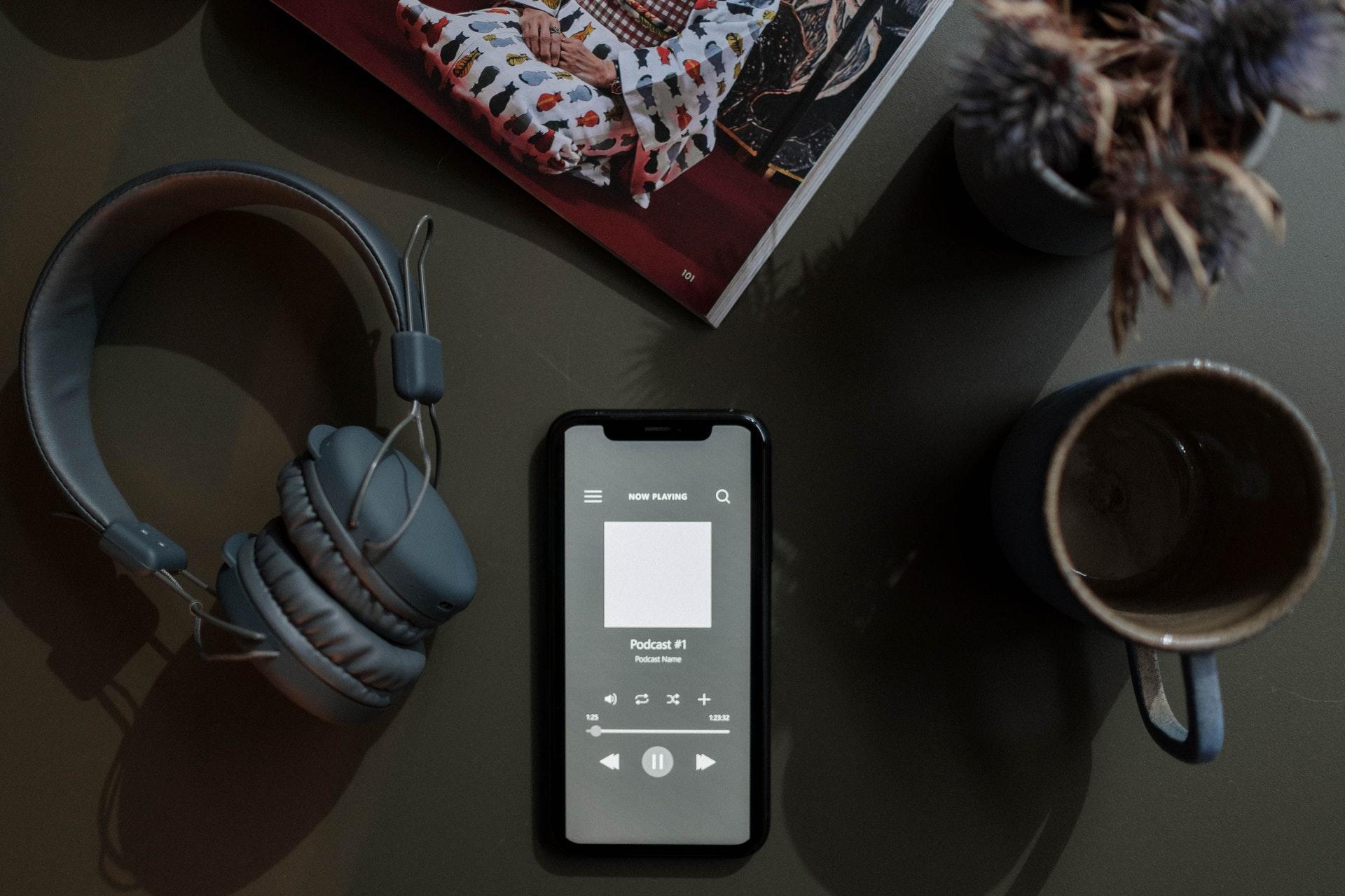 Podcast telefon kulaklık