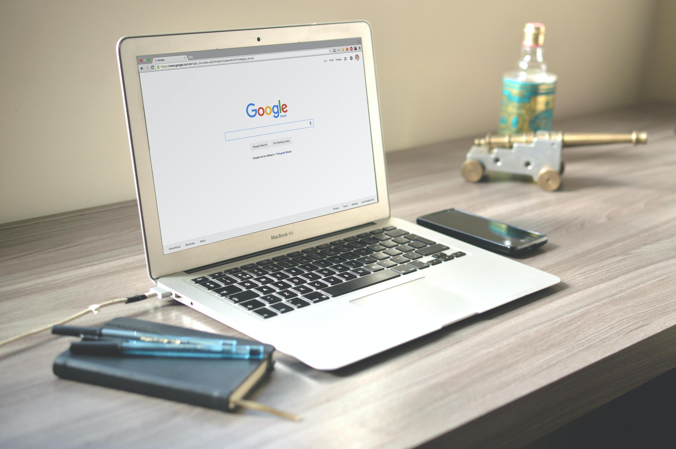 Masada Google açık laptop not defteri