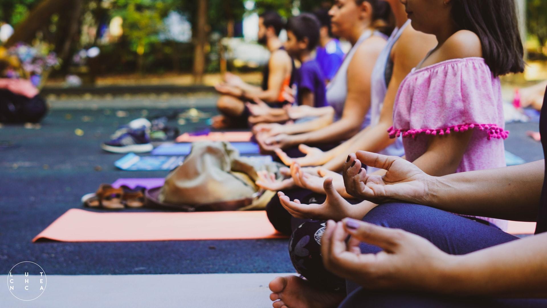 Kalabalık gruplarla meditasyon