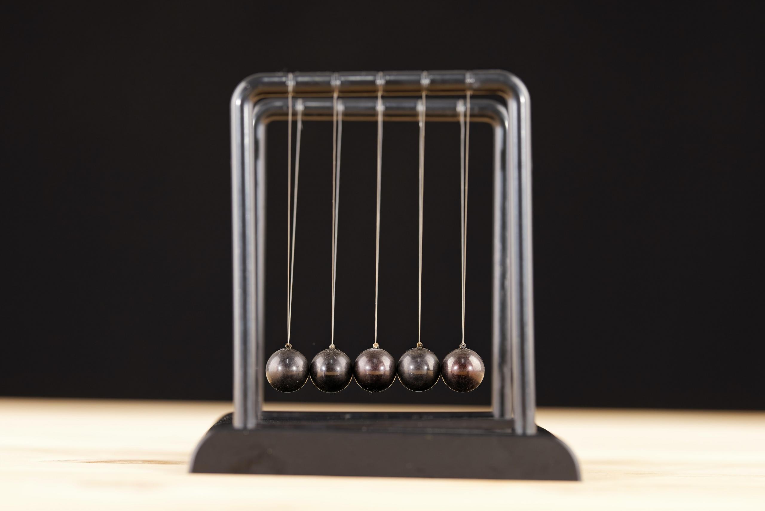 Newton'un beşiği metal toplar