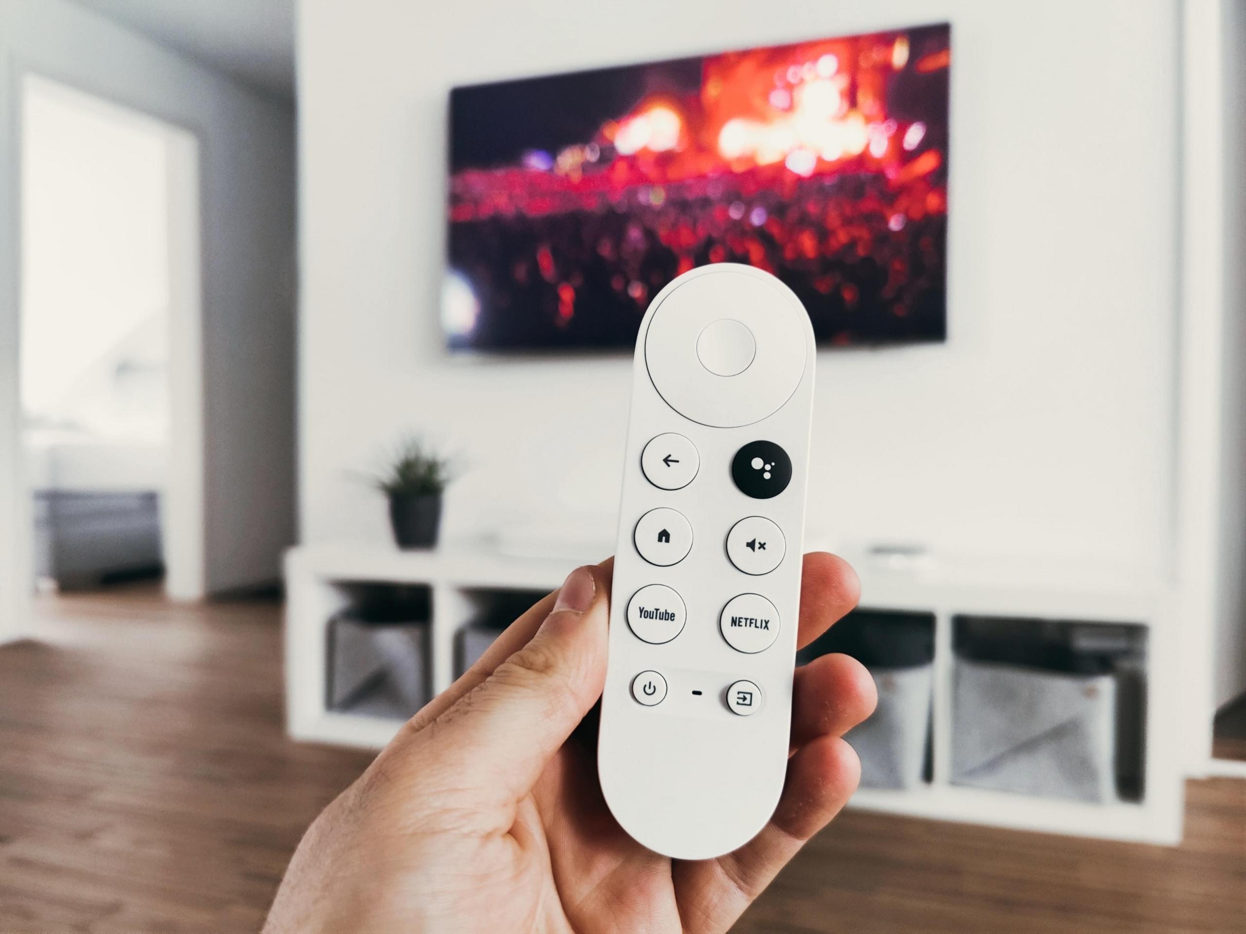 Akıllı televizyonun beyaz kumandası