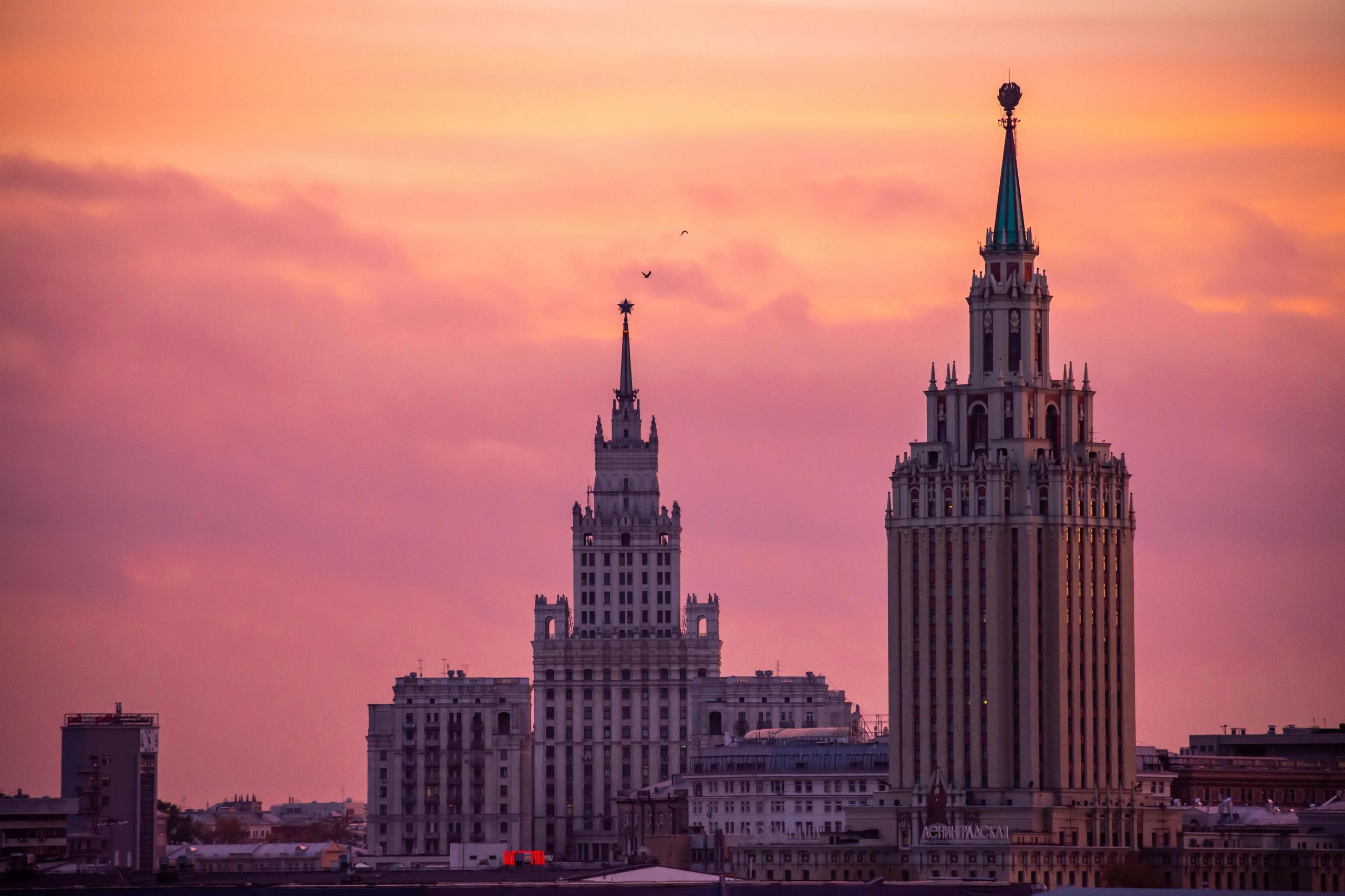 Moskova Rusya'da günbatımında yüksek binalar