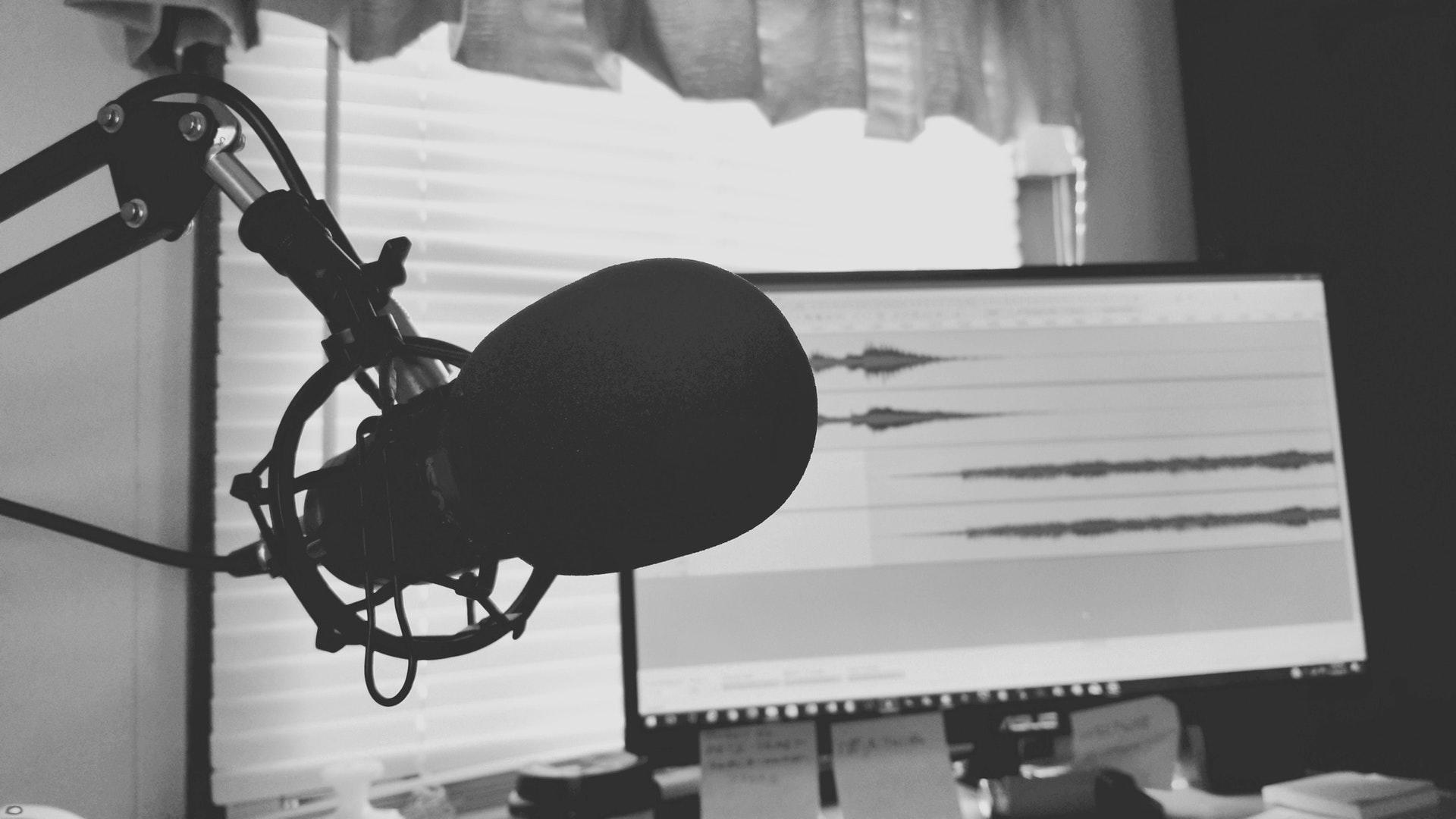 Siyah beyaz podcast mikrofon