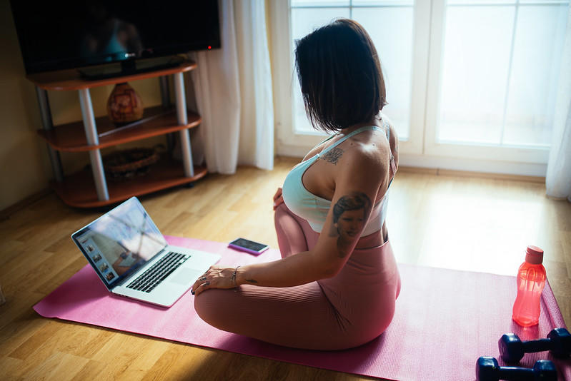 Online yoga dersi izleyen kadın