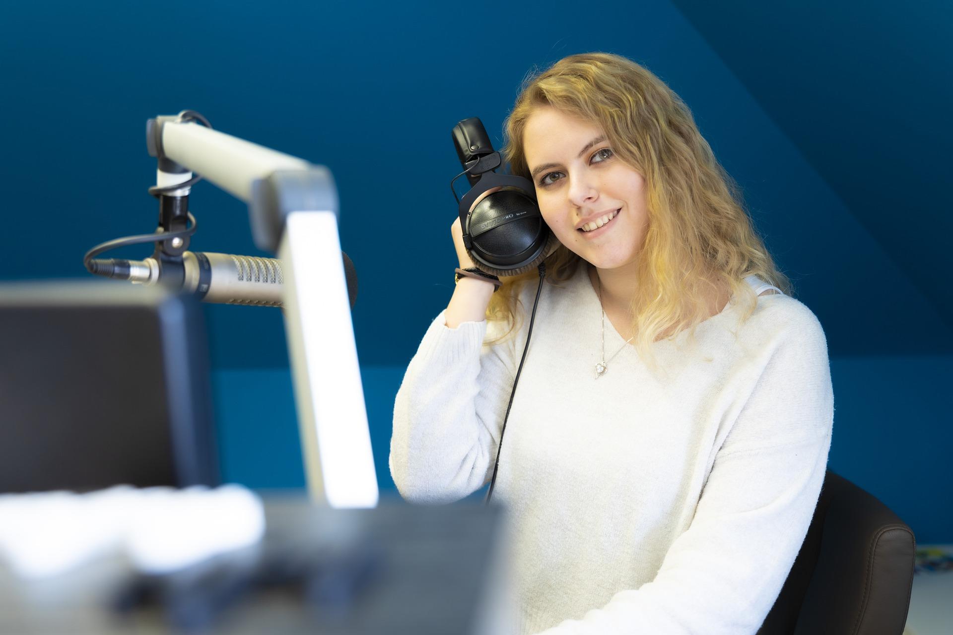 Podcast kulaklık tutan kız