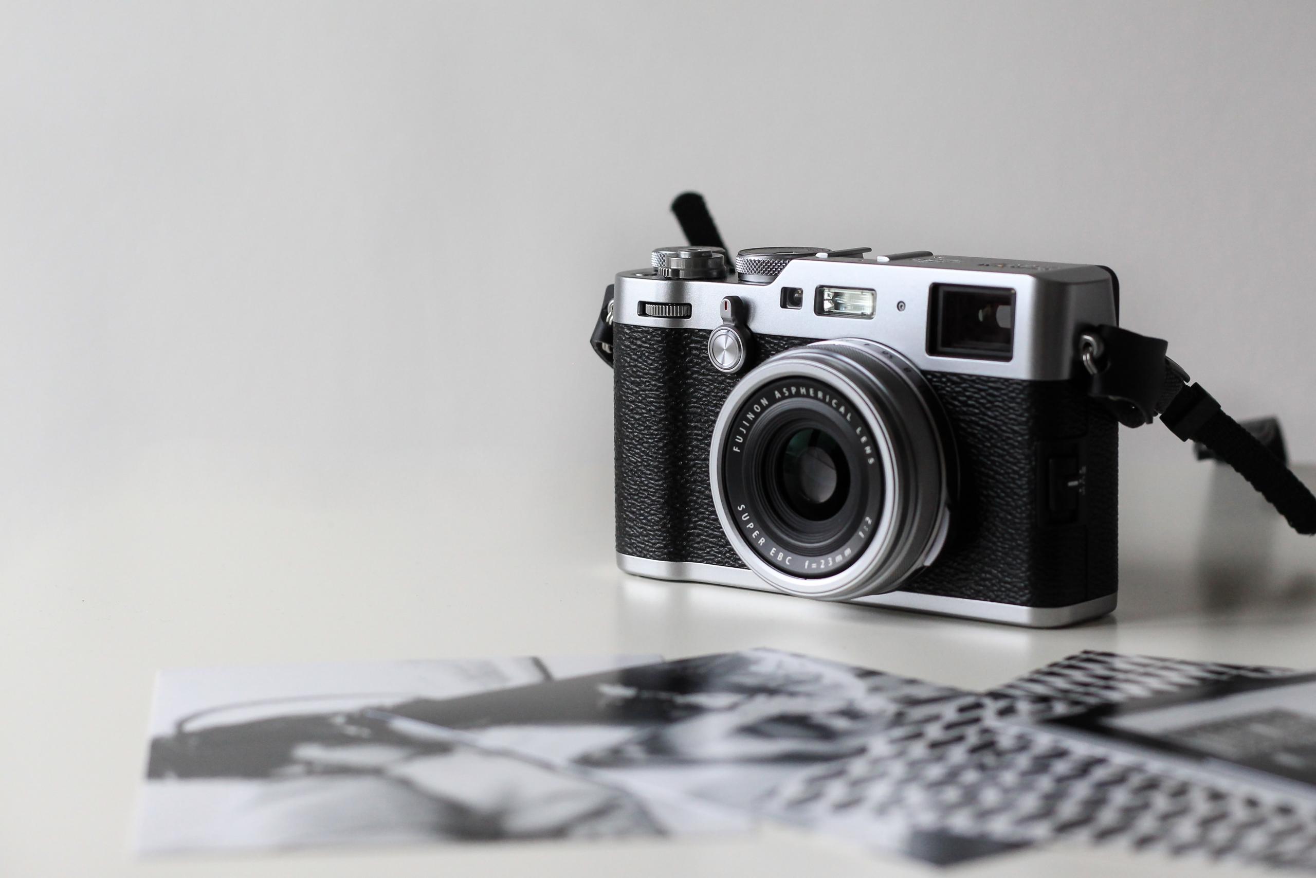 Beyaz zeminde eski tip fotoğraf makinesi
