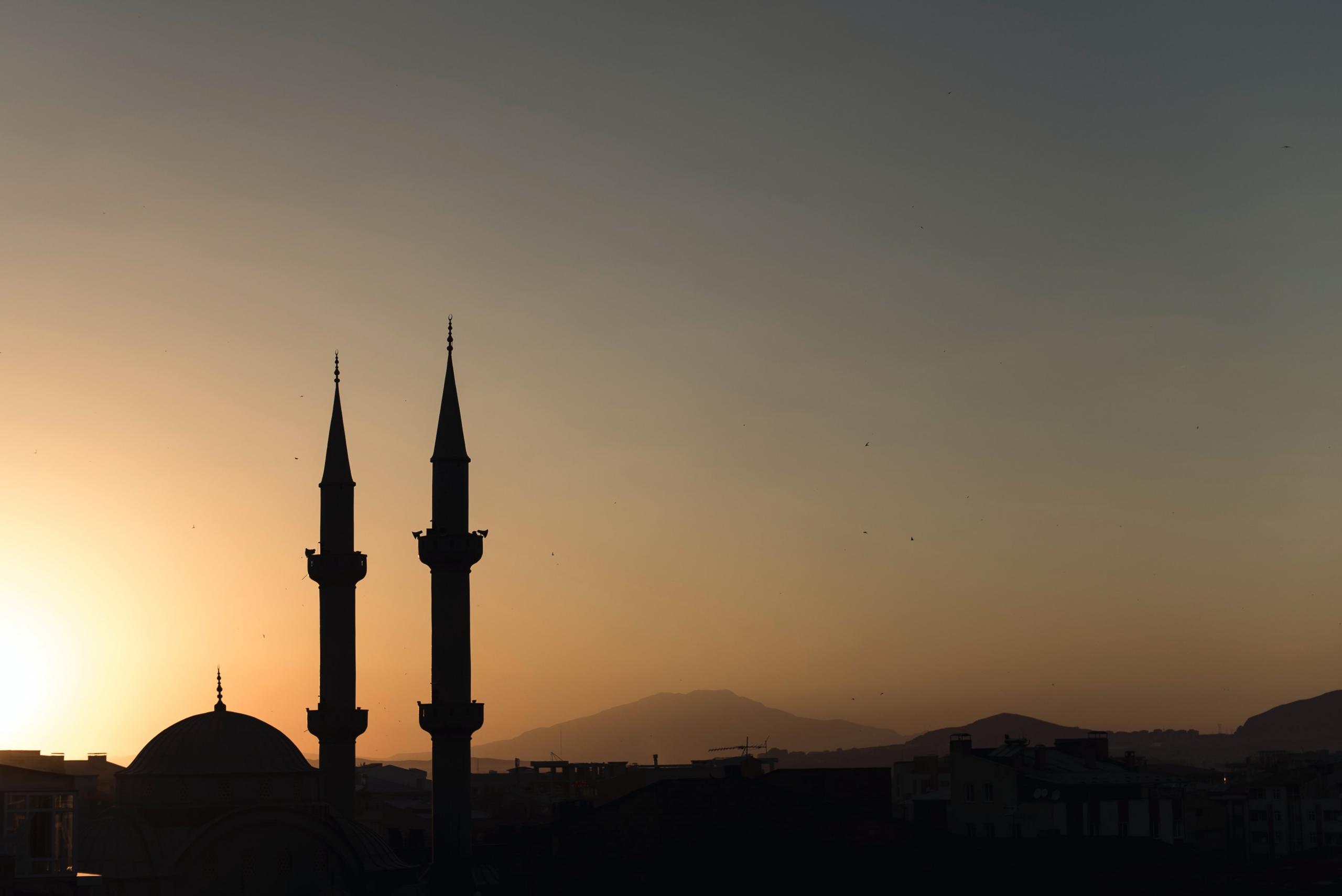Gün batımında cami silüeti