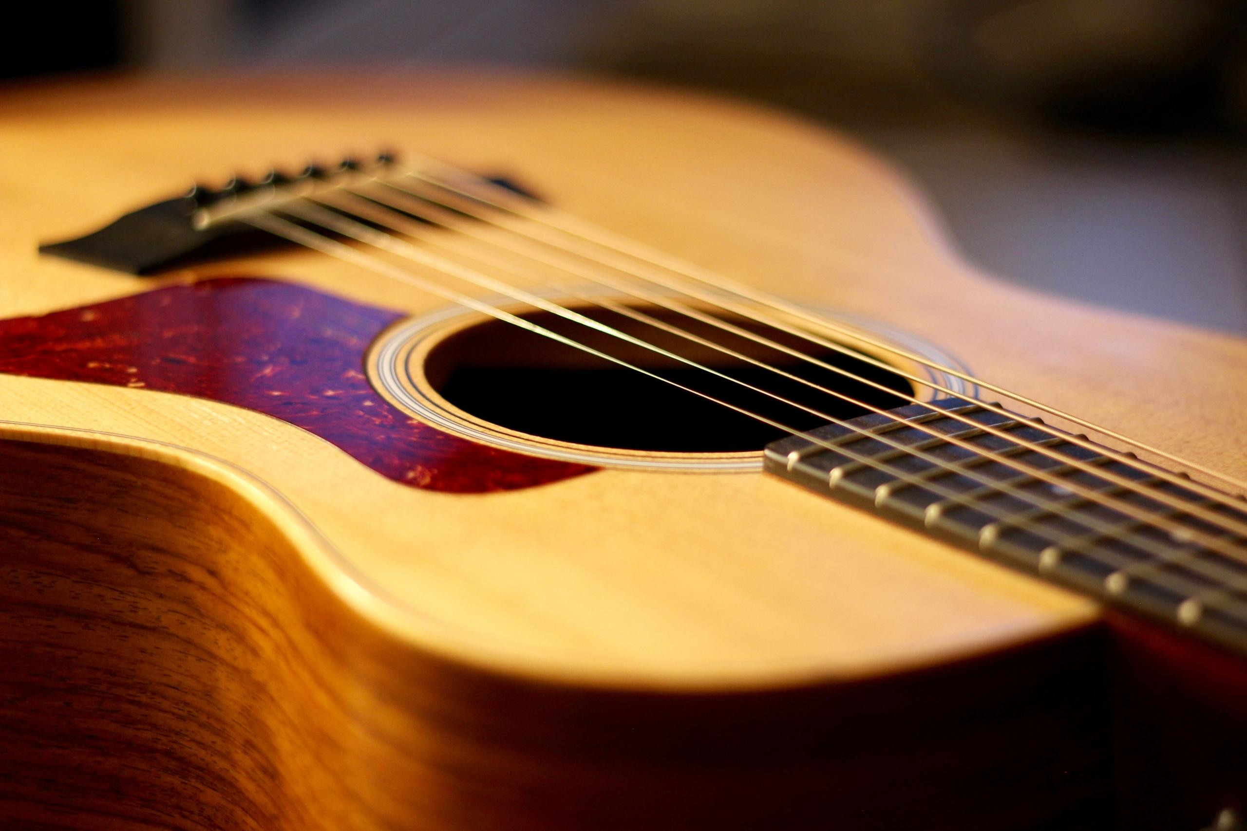 Akustik gitarın yakından telleri