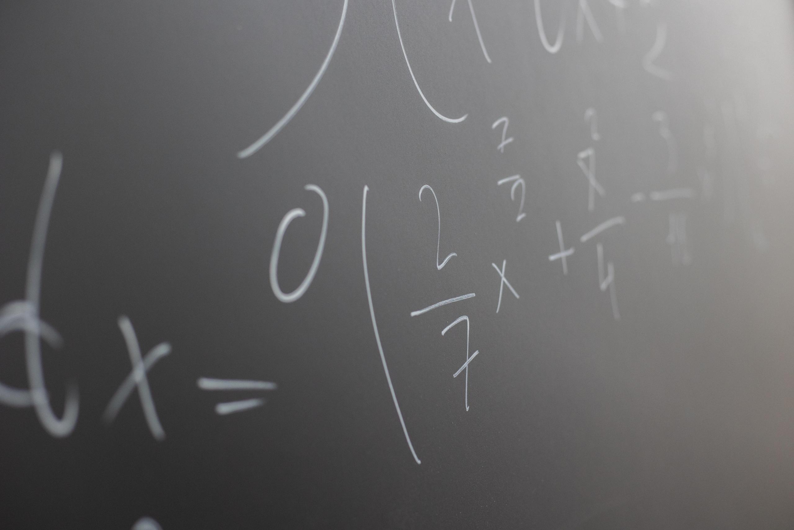 Sınıf tahtasında bilinmeyenli matematiksel işlemler