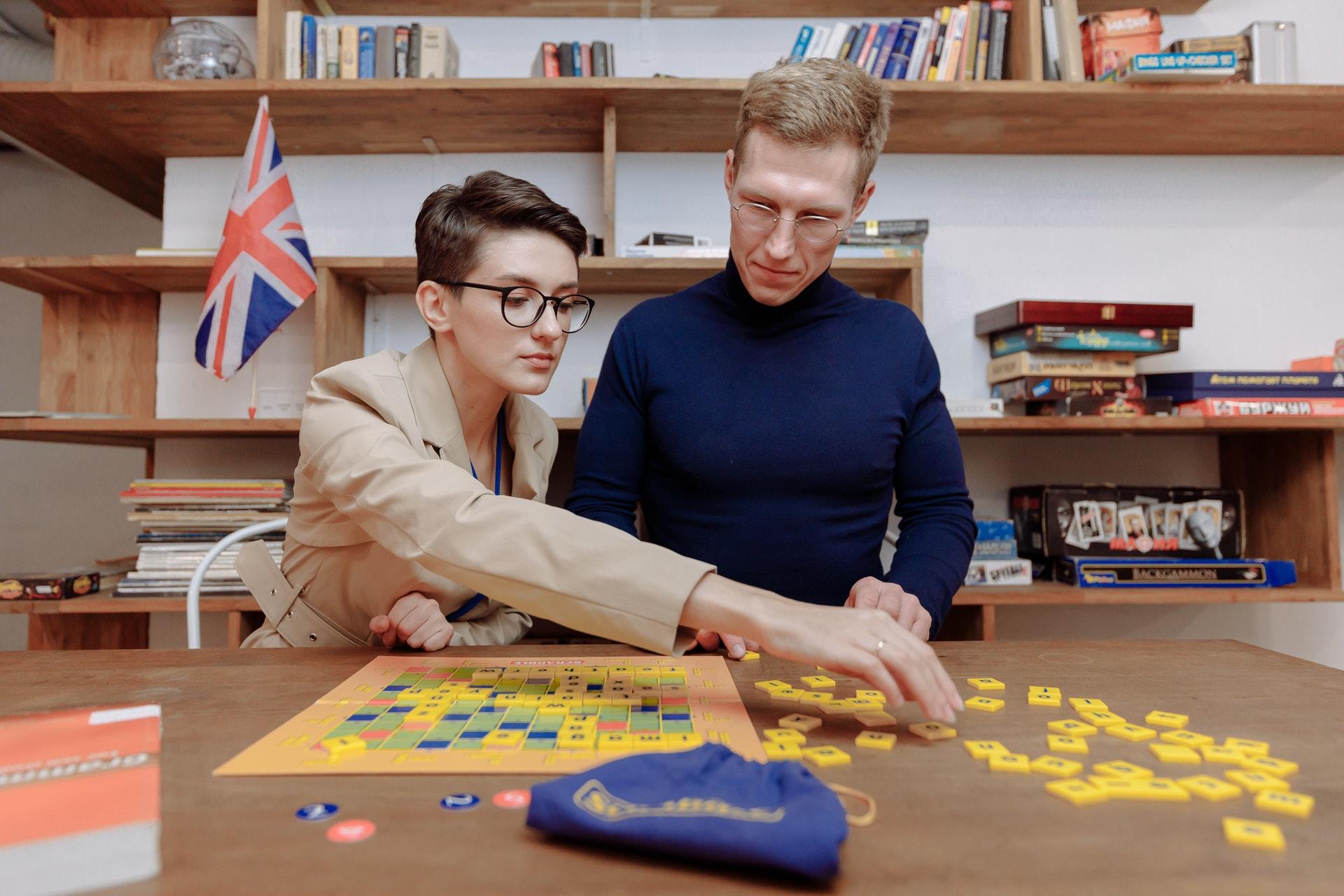 Scrabble oyununu oynayan adam ve kadın