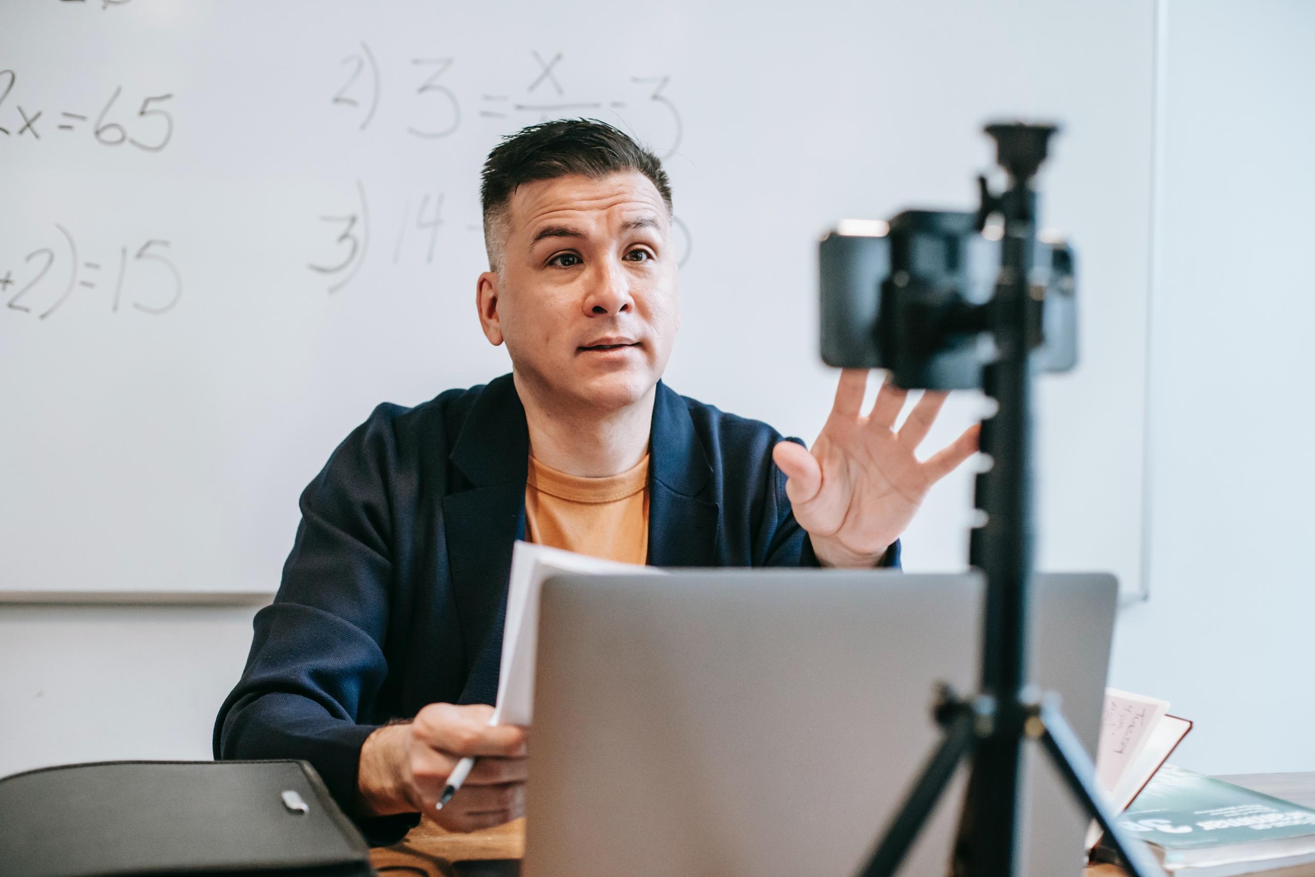 Tripod ile telefonuyla online ders veren öğretmen