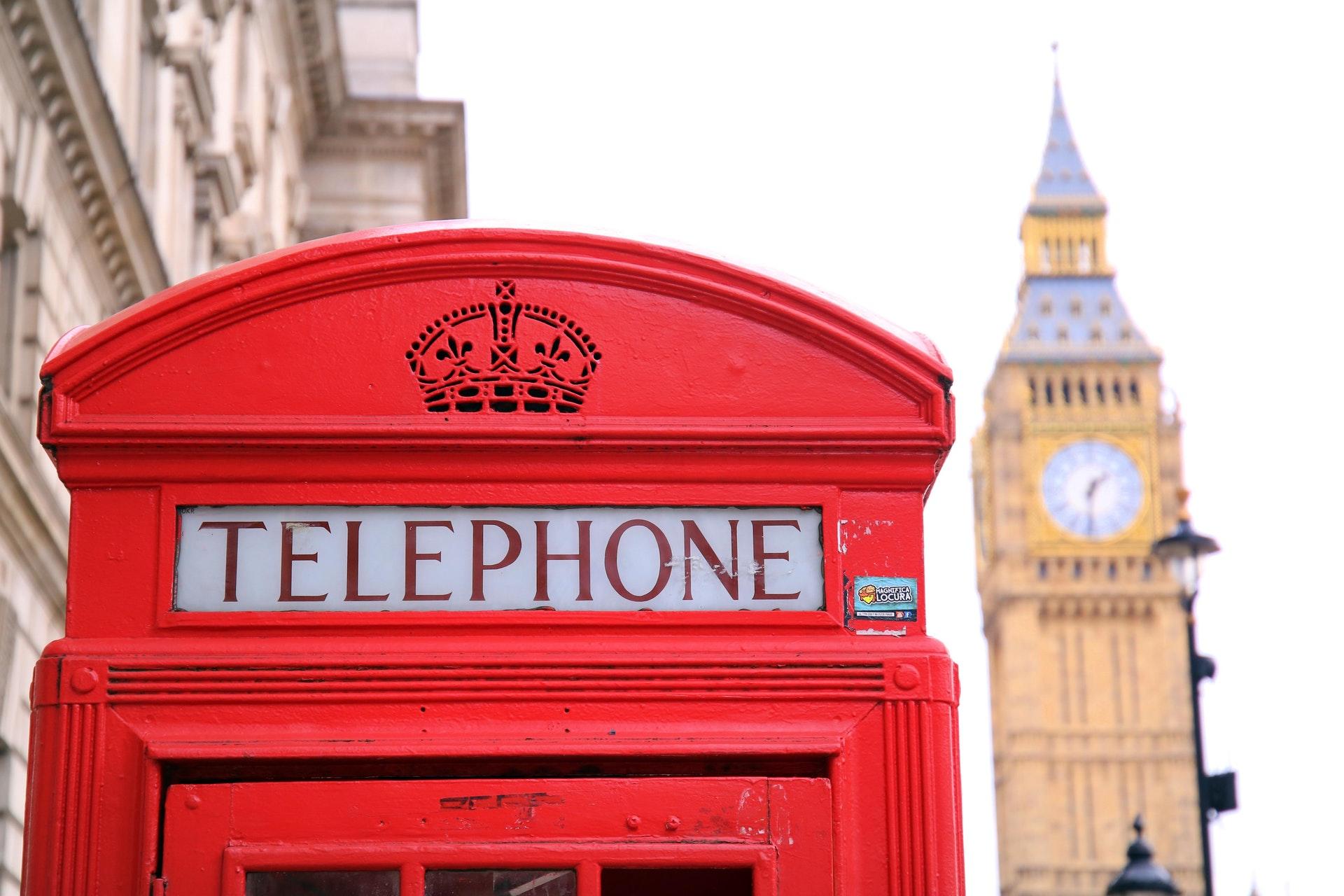 Saat kulesi telefon kulübesi Londra