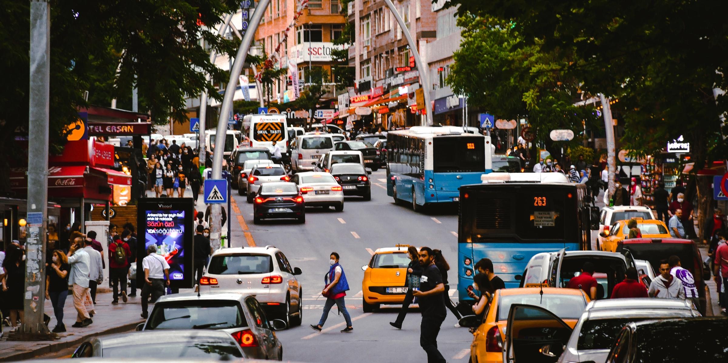 Ankara kalabalık sokakta insanlar otobüsler arabalar