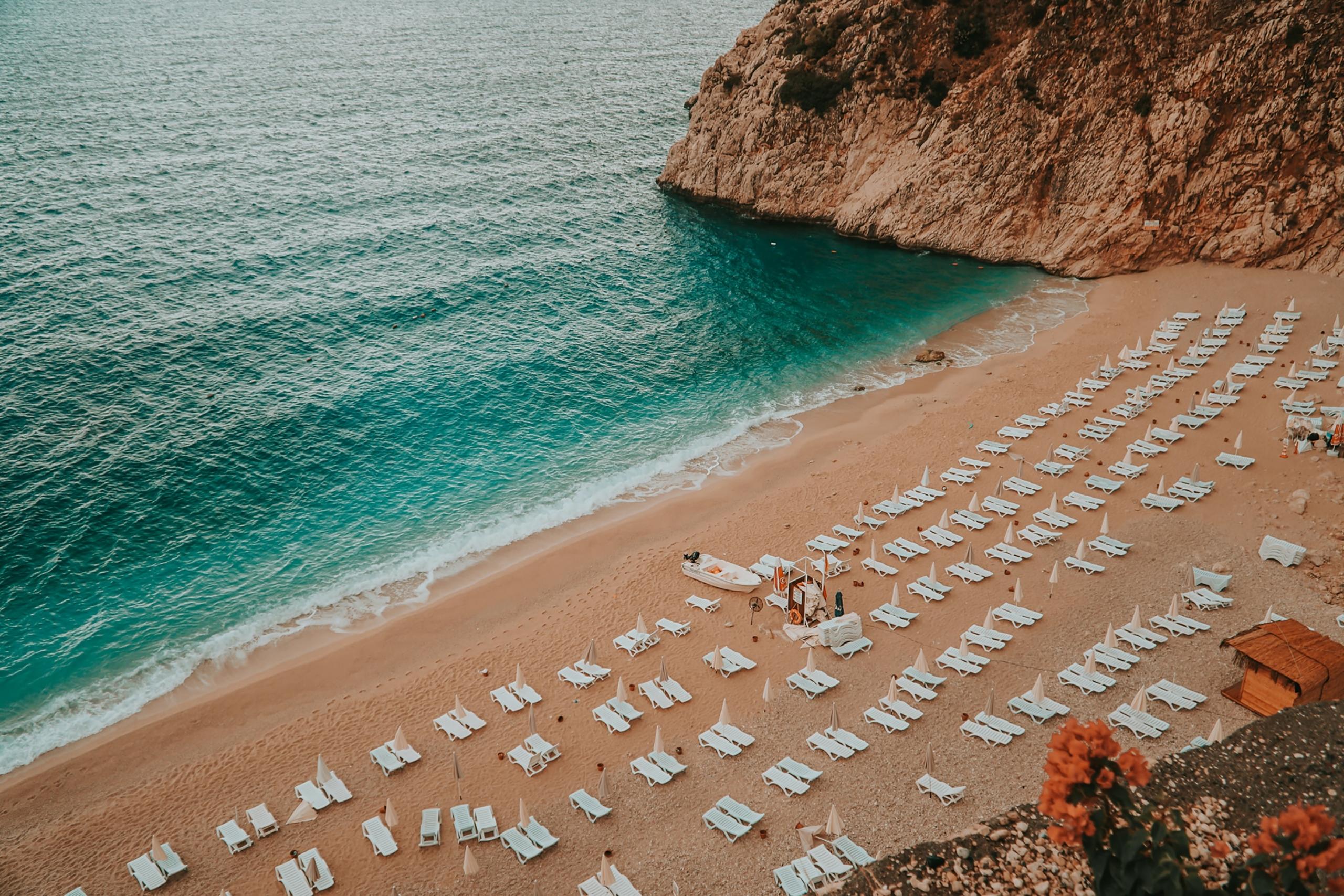 Antalya Kaputaş Plajı'nda şezlonglar