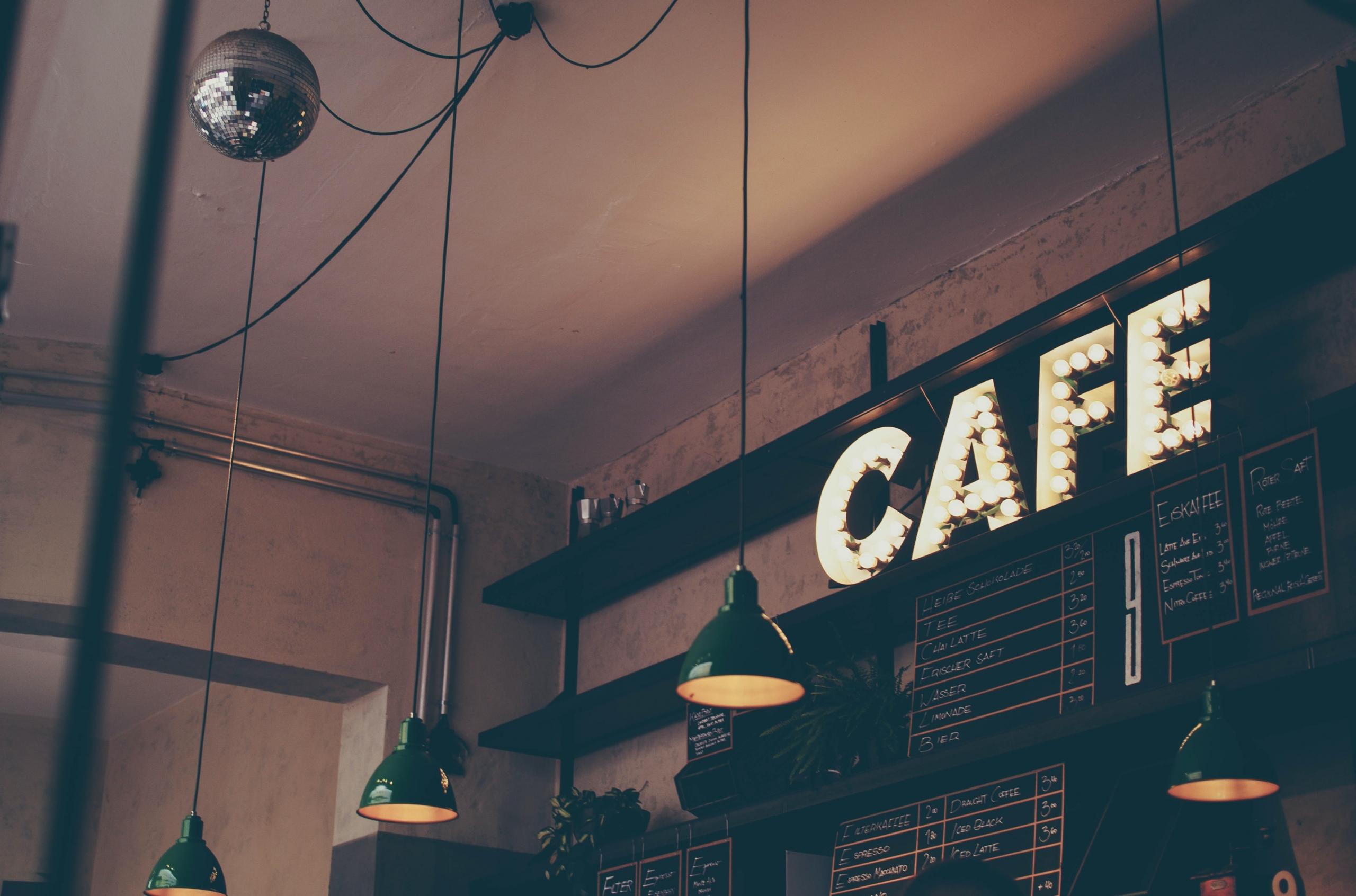Kafede büyük kafe yazısı