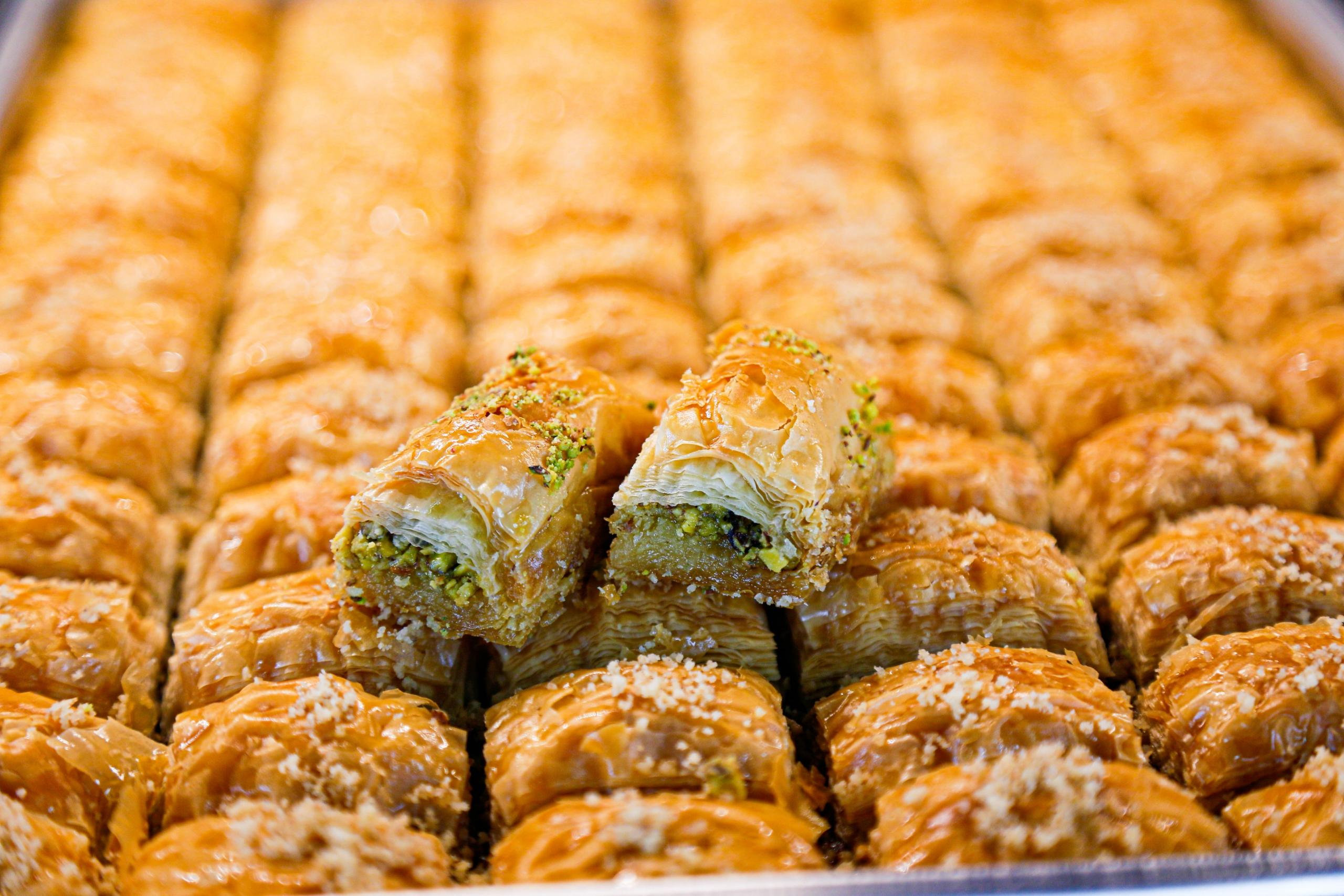Baklava tepsisi üstünde iki baklava