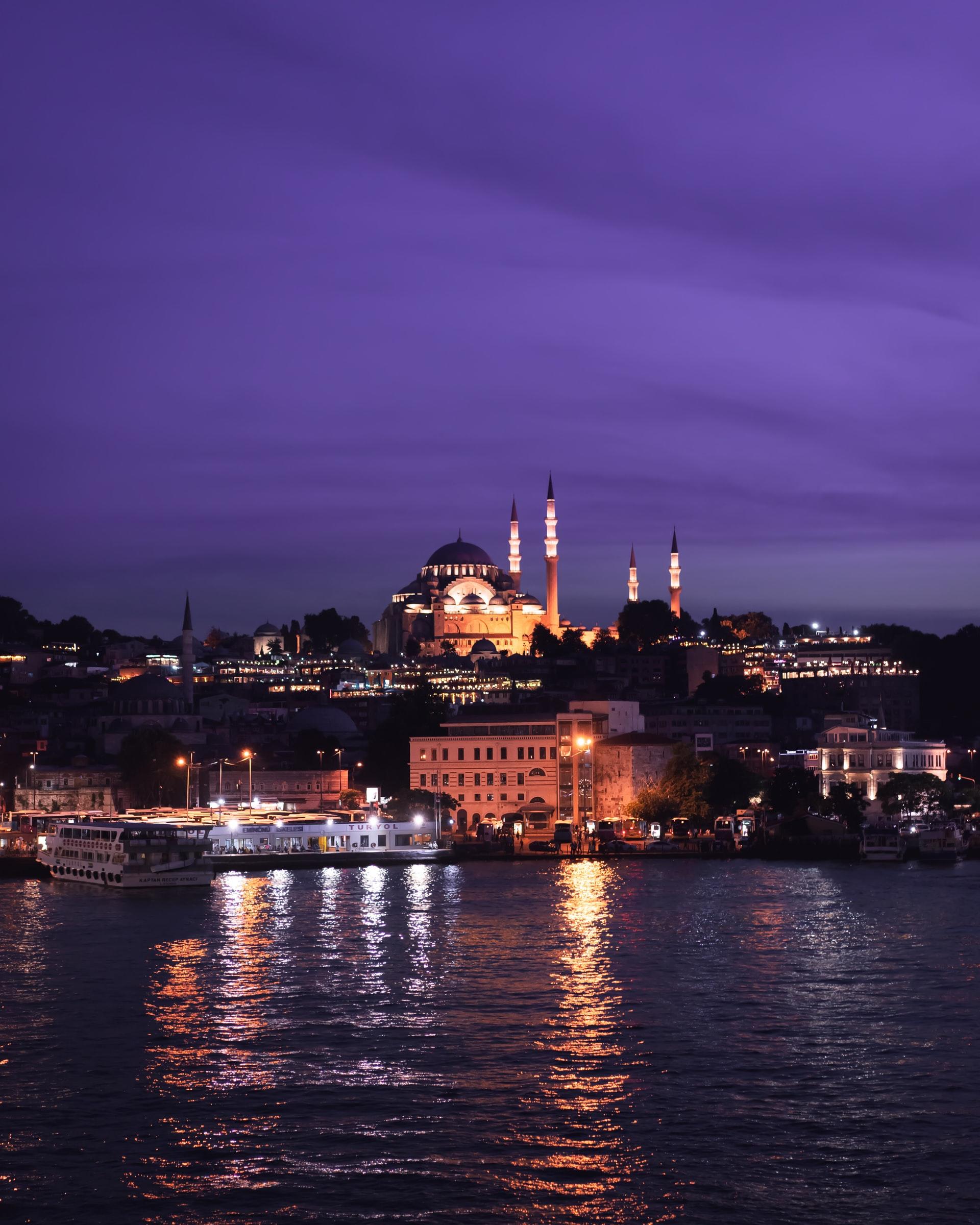 Gece bir İstanbul manzarası