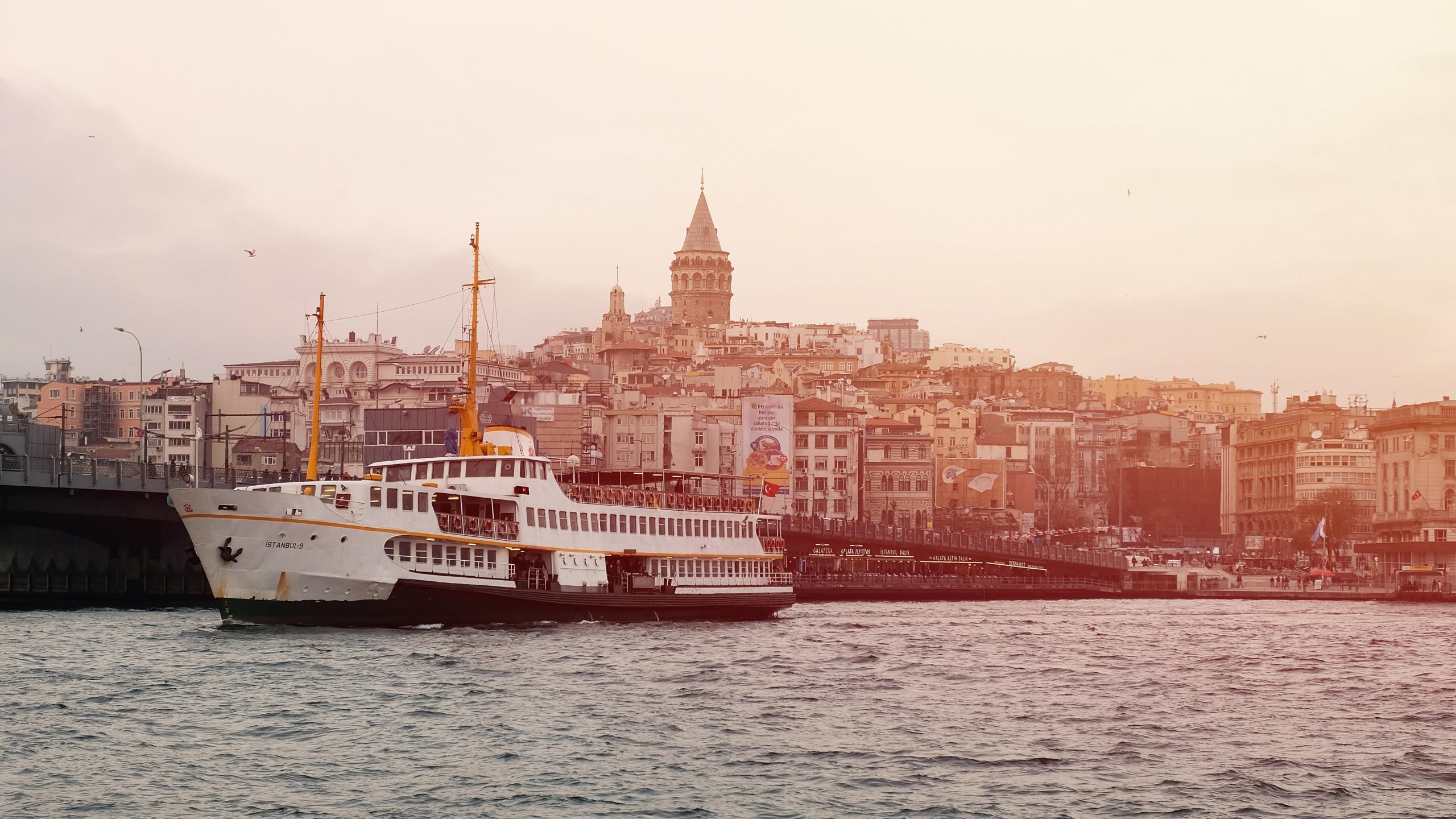 İstanbul denizde giden vapur manzarası