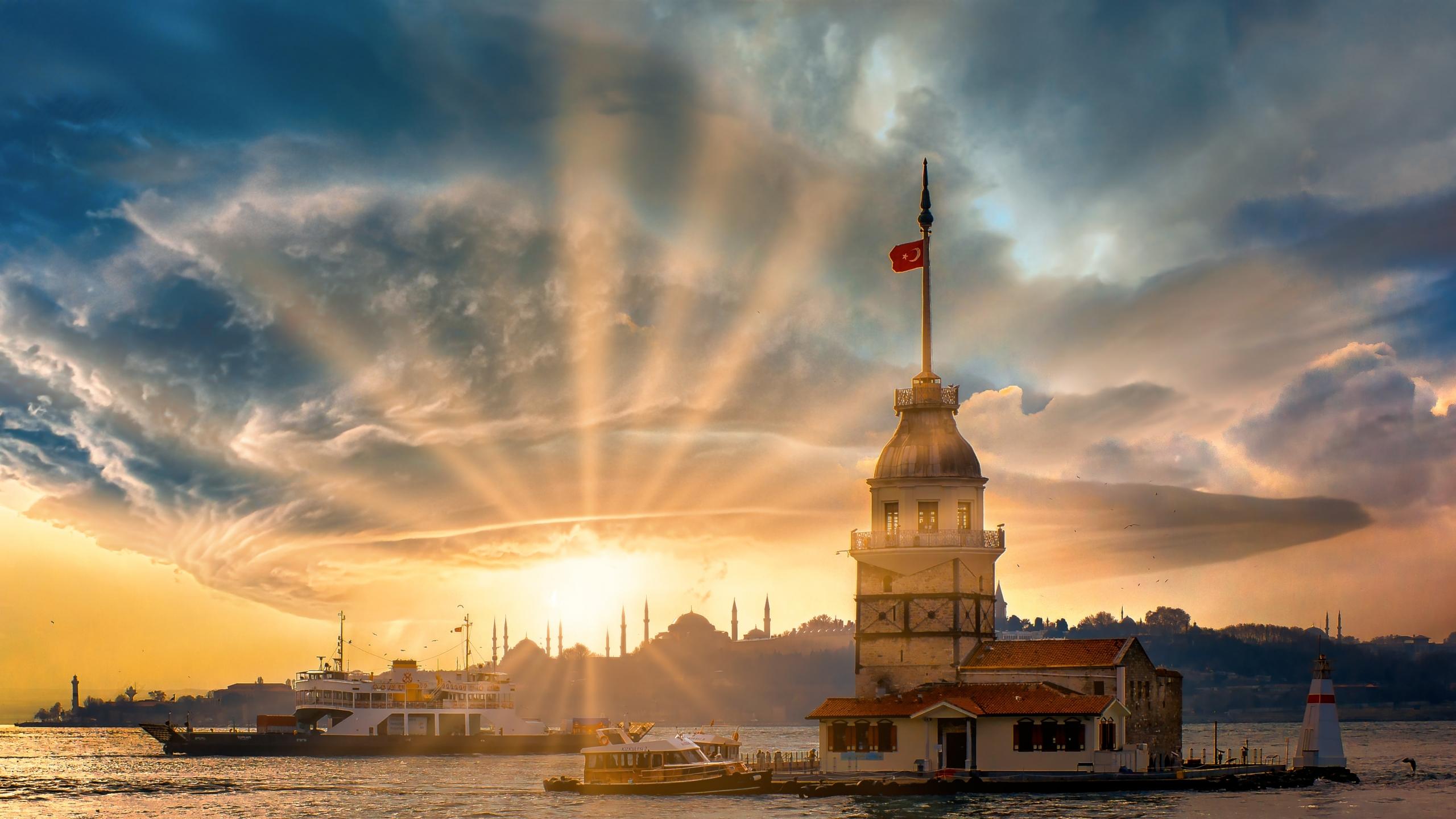 İstanbul Kız Kulesi’nin ardından doğan güneş