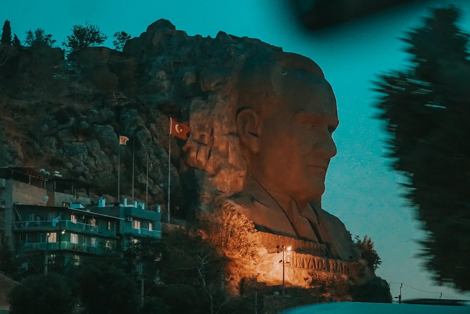 İzmir'de dağda bayrak ve Atattürk heykeli
