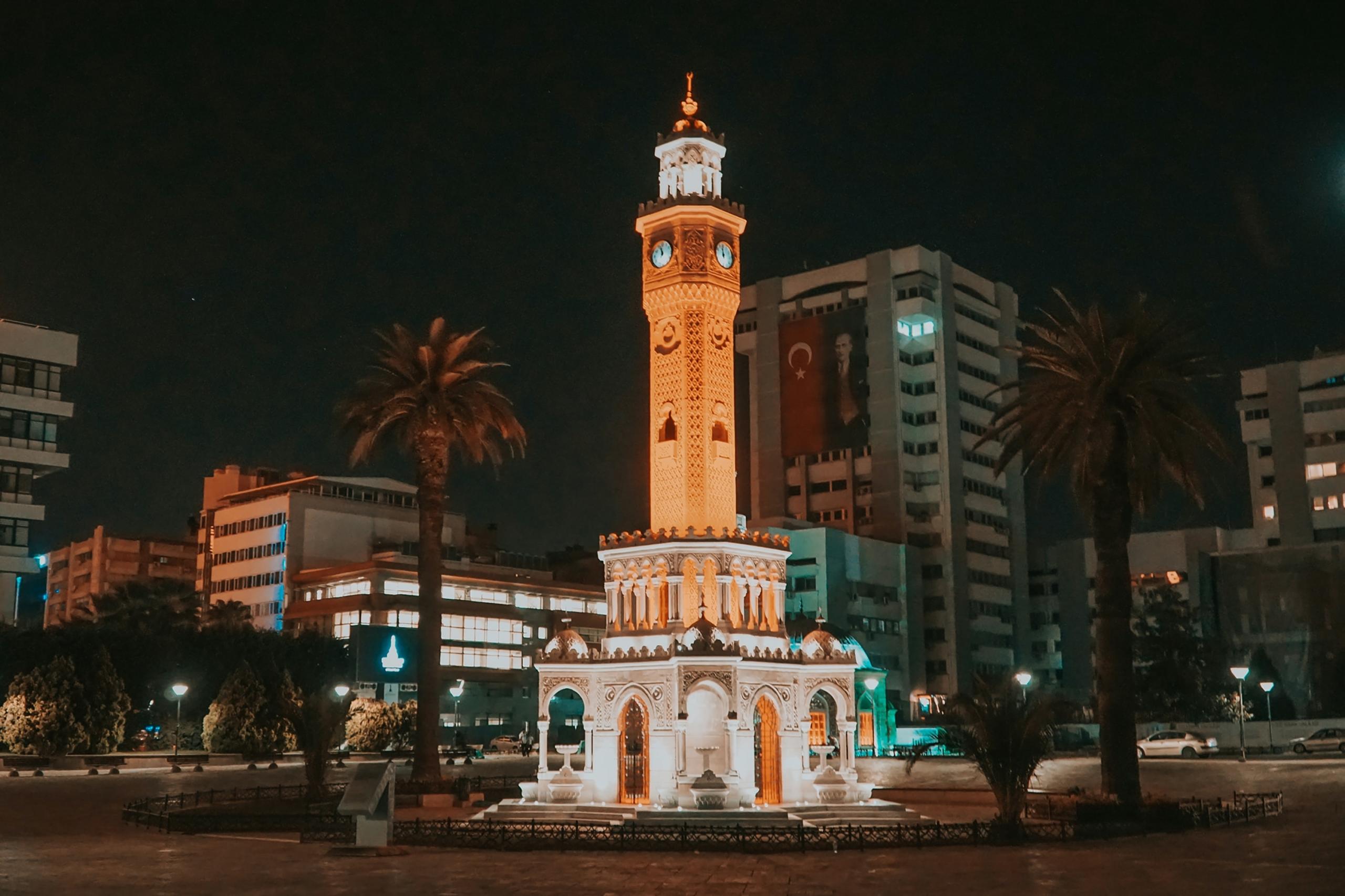 İzmir saat kulesi akşam görüntüsü