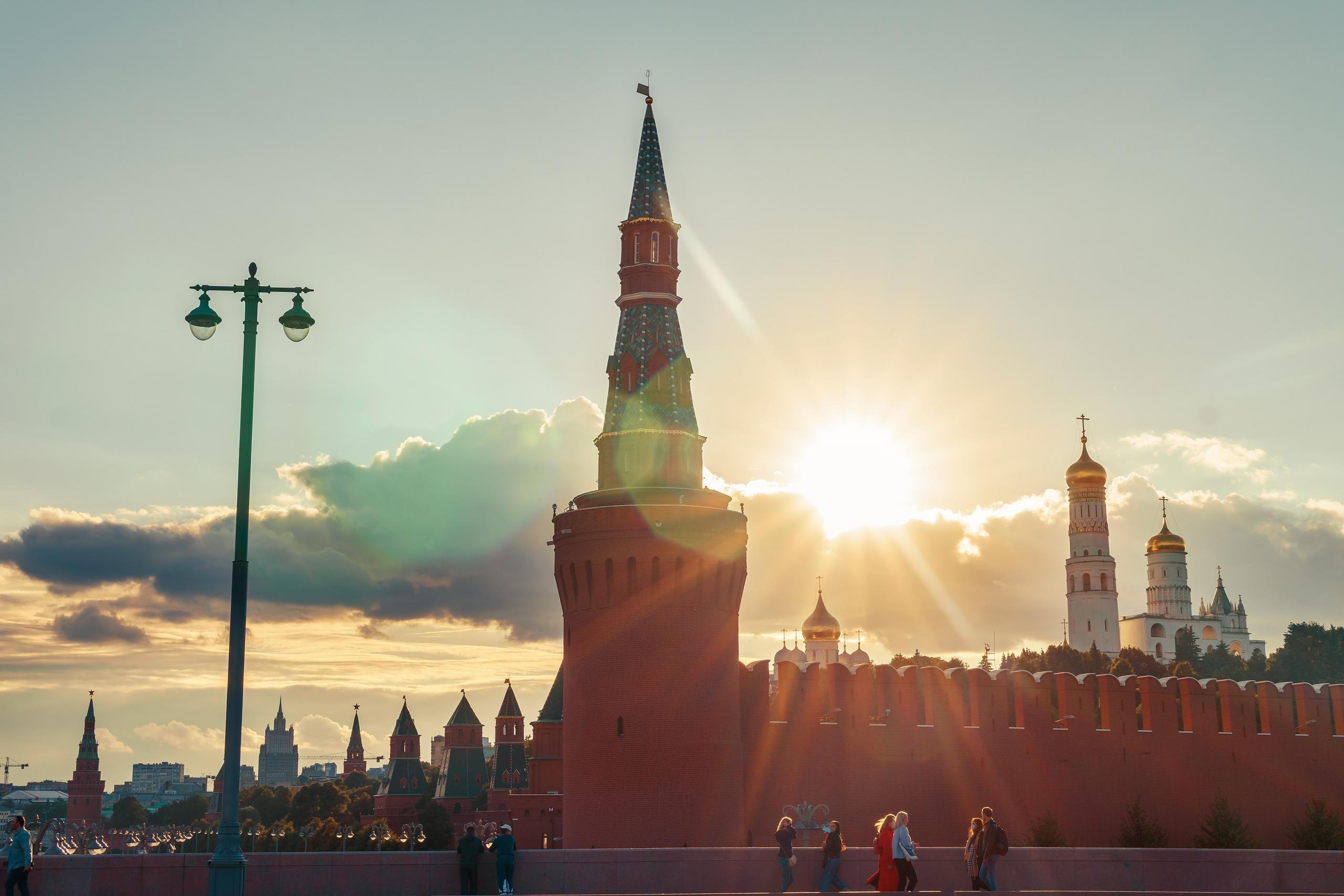 Kremlin arasından doğan güneş