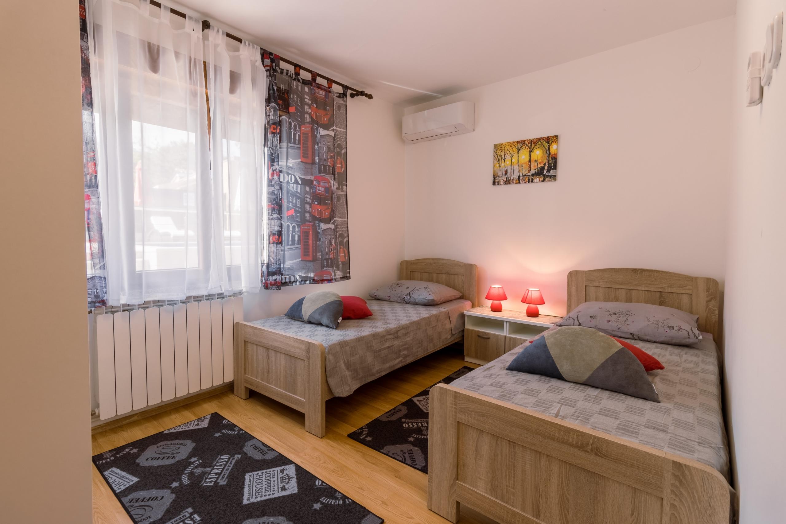 Otel odasında iki ayrı yatak