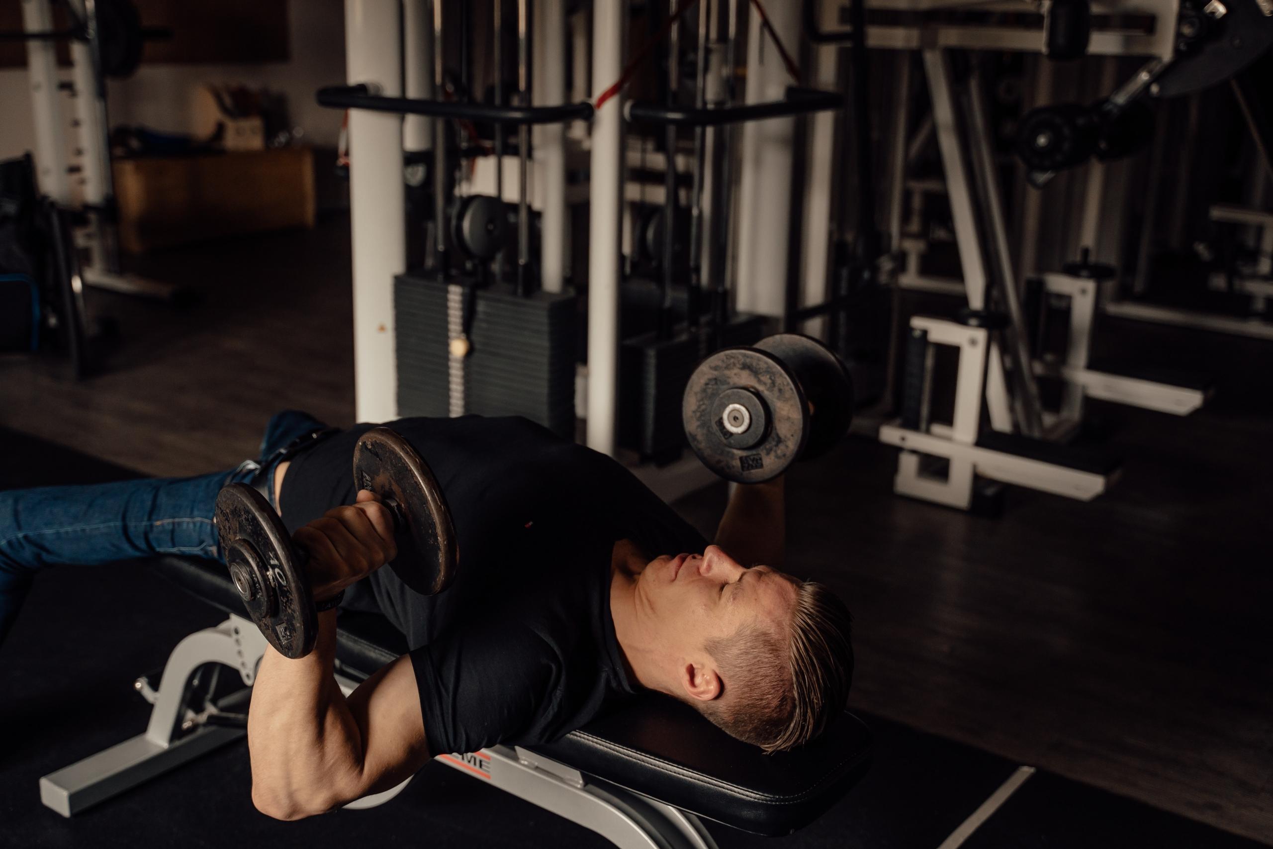 Fitness salonunda üst vücut çalışan adam