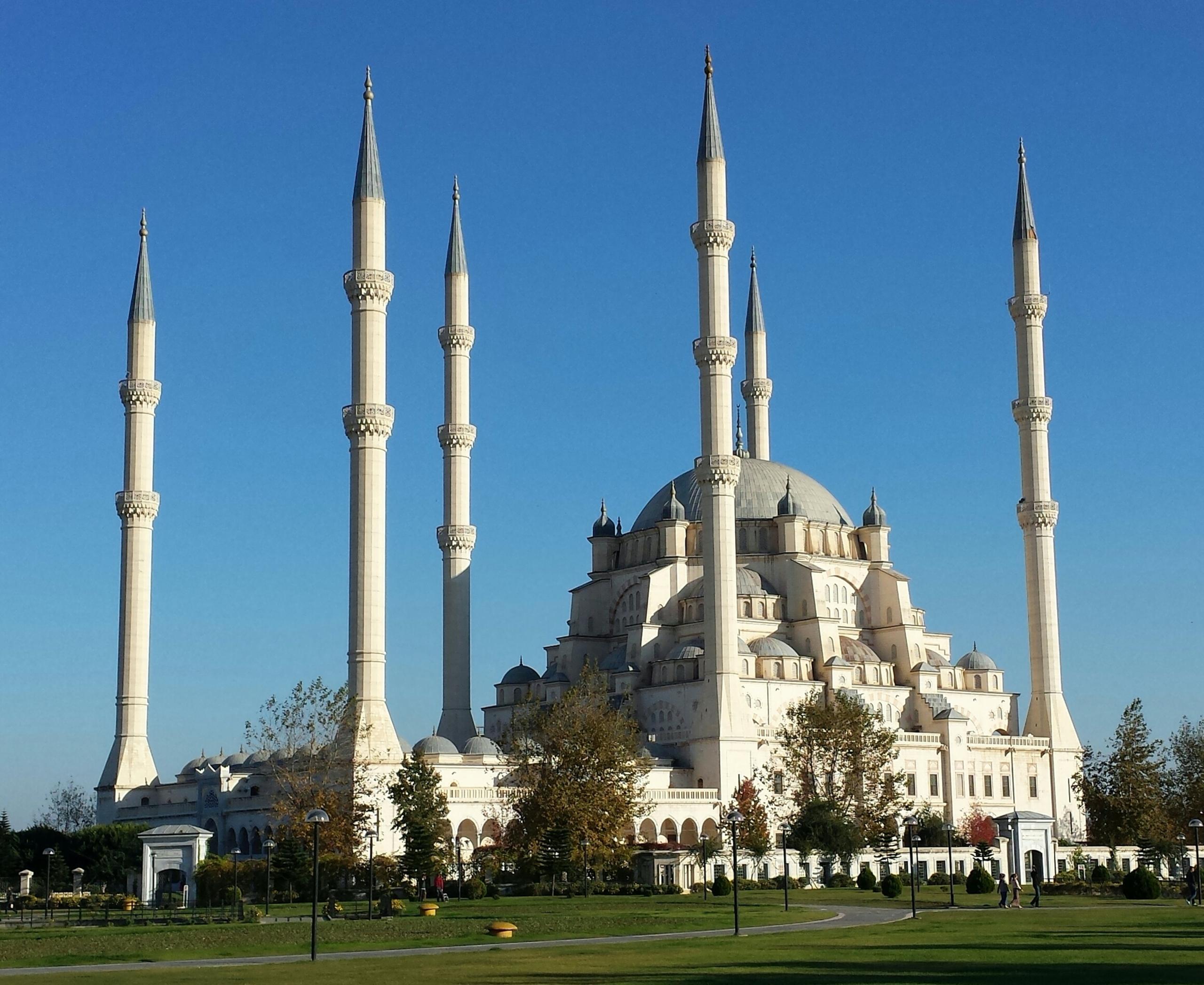 Adana Merkez Camii bahçesi kubbeler