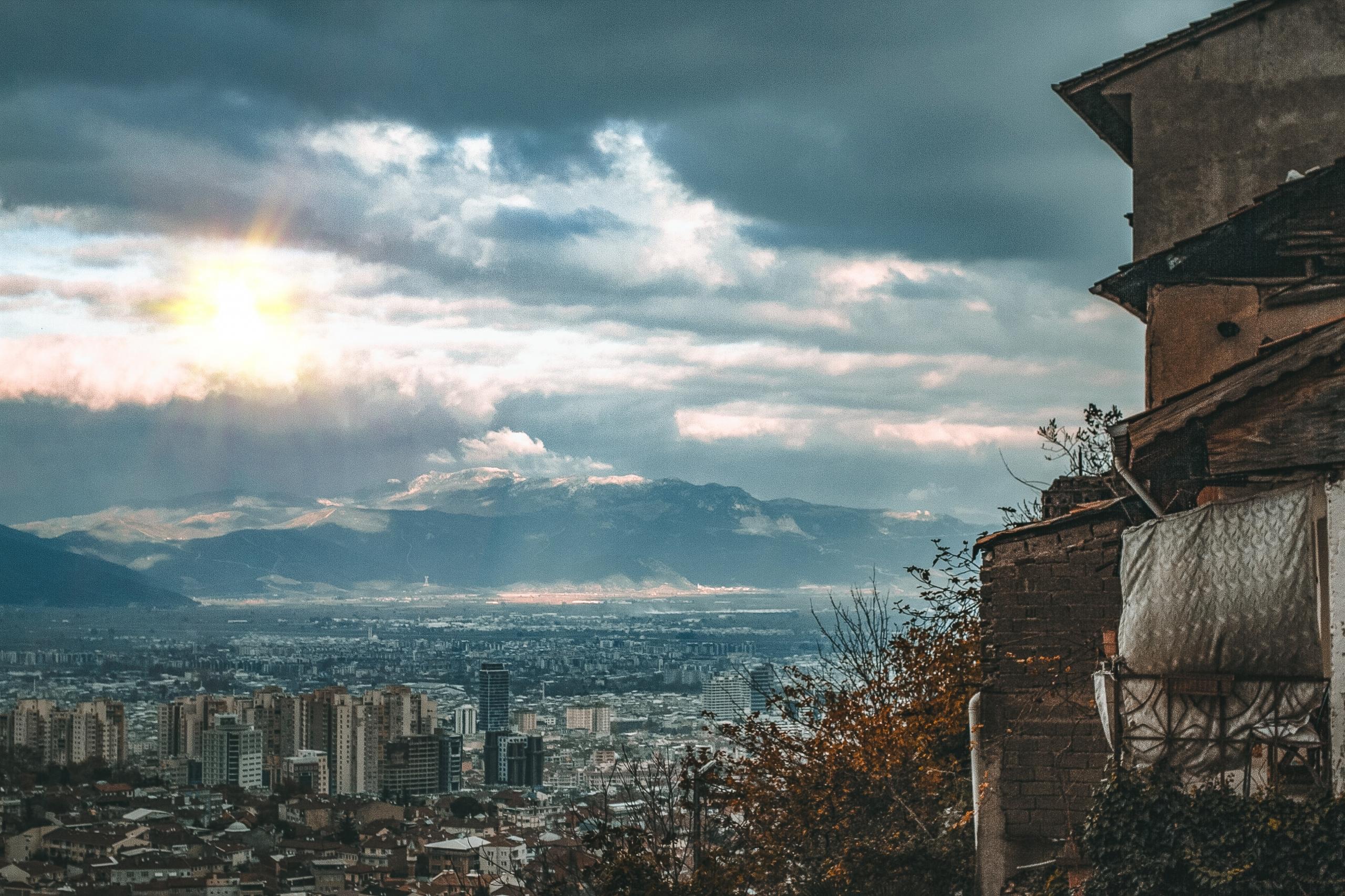 Bursa bulutların altında binaların görünümü